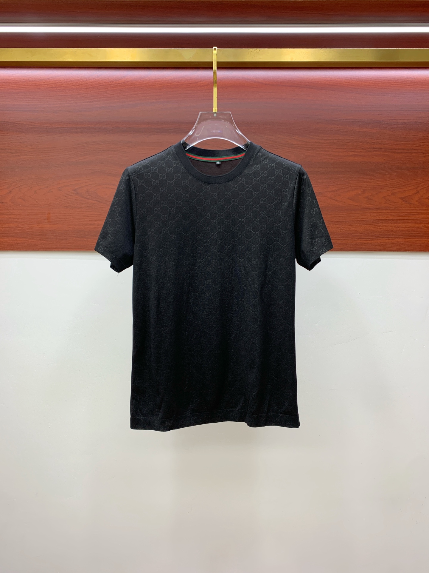 NO:159975,Gucci 25ss Spring and Summer [New Product] Customized silk fabric is silky and breathable!  Fashionable classic round neck short-sleeved fashion item design, more fashionable and comfortable, high-standard customization, very stylish on the upper body, classic LOGO pattern on the chest brand customer-supplied auxiliary materials, customer-supplied imported high-end fabrics have very delicate texture!  Any fashion can be matched, the style is super good, and it is a must-have for summer!  M-3XL, gucci, T-shirt, alexander wang19860909古驰25ss春夏【新品】定制蚕丝面料丝滑透气！时尚经典圆领短袖时尚单品设计,更加时尚舒适,高标准定制,上身非常有型,胸前品牌经典LOGO 图案 客供辅料,客供进口高档面料质感非常细腻！任何时装都可以搭配,版型超级好 码数夏季必备！M-3XL,,gucci,T-shirt,alexander wang,Men's clothing