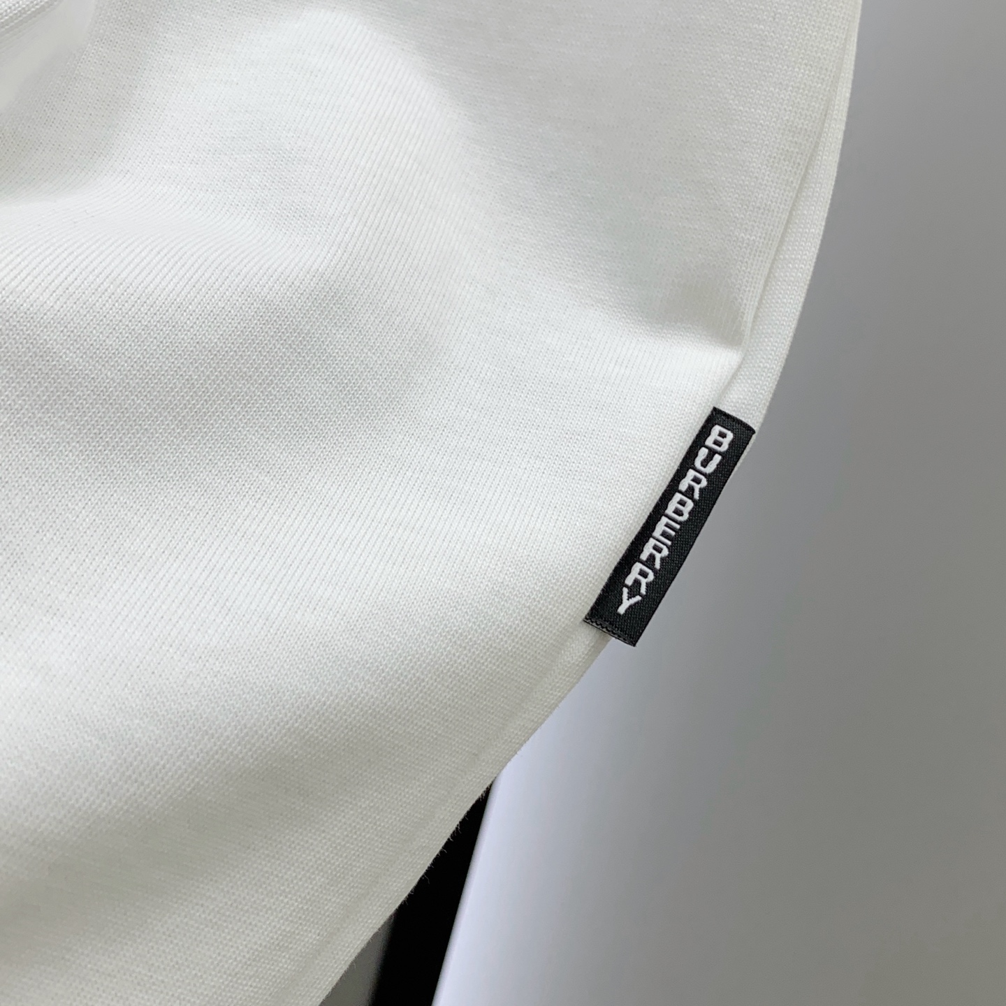 P巴宝莉2025夏季新款短袖T恤，个性艺术系列全网独家首发 百搭款细节处理完美纯棉面料十分精致 原版面料