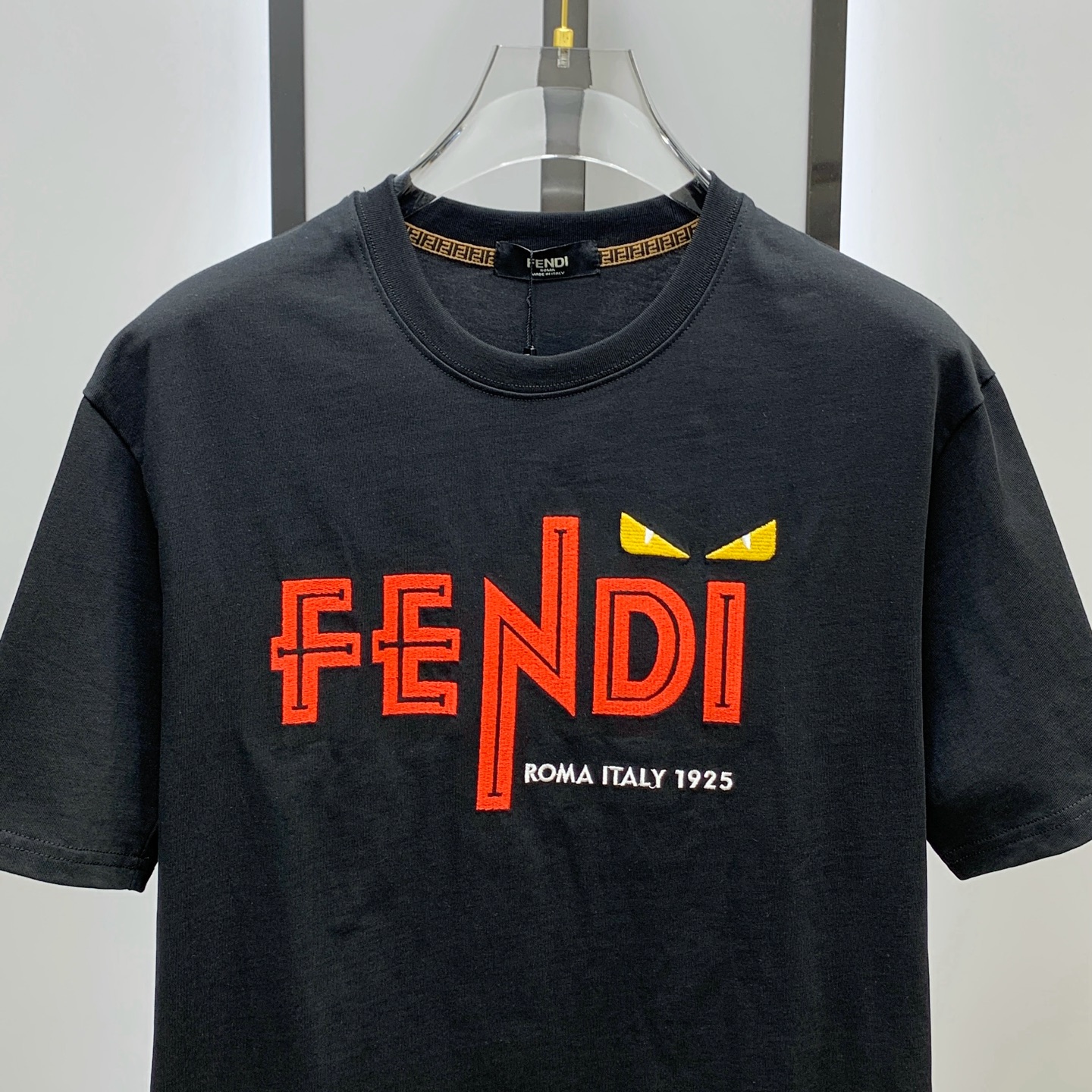 P芬迪2025夏季新款短袖T恤，个性艺术系列全网独家首发 百搭款细节处理完美纯棉面料十分精致 原版面料 