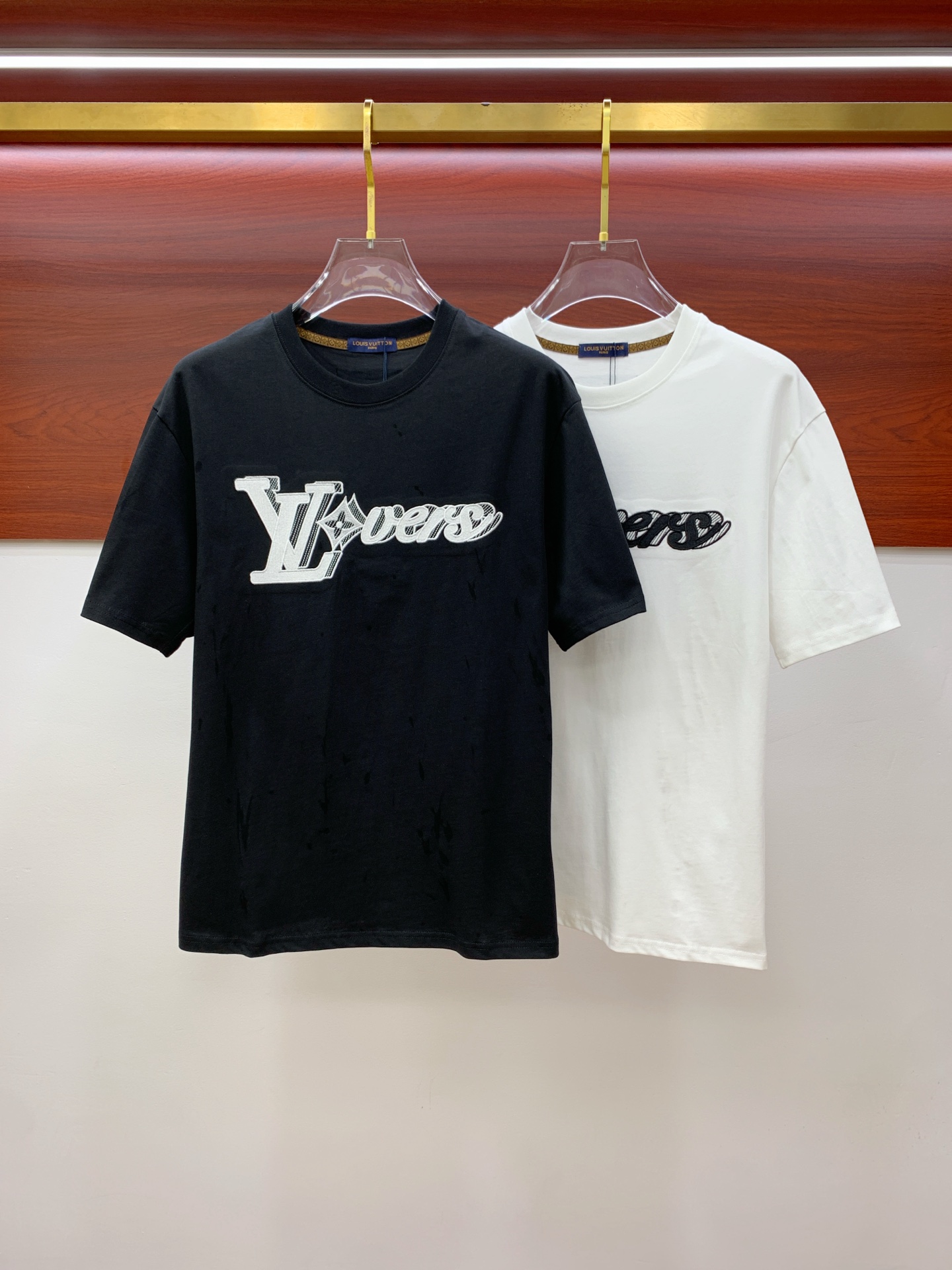 NO:160374,LV2025 summer new short-sleeved T-shirt, the personalized art series exclusively released on the entire network. The versatile details are perfectly processed and pure cotton fabric is very exquisite. Original fabric. The same high-quality and comfortable hand feels very fashionable and personalized. A super versatile and beautiful style for men and women. The same color is black and white. The number of numbers M-3XL, louis vuitton, T-shirt,tees, t-shirt,alexander wang19860909LV2025夏季新款短袖T恤,个性艺术系列全网独家首发 百搭款细节处理完美纯棉面料十分精致 原版面料 网红明星同款高版本 高品质手感非常舒服 时尚又个性 超级百搭好看的一款男女同款颜色黑、白 码数M-3XL,,louis vuitton,T-shirt,tees，t-shirt,alexander wang,Men's clothing