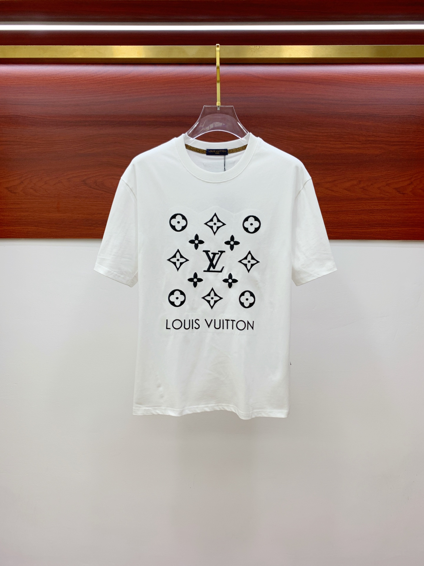 NO:160377,Lv2025 summer new short-sleeved T-shirt, the personalized art series exclusively released on the entire network. The versatile details are perfectly processed and pure cotton fabric is very exquisite. Original fabric. The same high-quality and comfortable hand feels very fashionable and personalized. A super versatile and beautiful style for men and women. The same color is black and white. The number of numbers M-3XL, louis vuitton, T-shirt,tees, t-shirt,alexander wang19860909Lv2025夏季新款短袖T恤,个性艺术系列全网独家首发 百搭款细节处理完美纯棉面料十分精致 原版面料 网红明星同款高版本 高品质手感非常舒服 时尚又个性 超级百搭好看的一款男女同款颜色黑、白 码数M-3XL,,louis vuitton,T-shirt,tees，t-shirt,alexander wang,Men's clothing