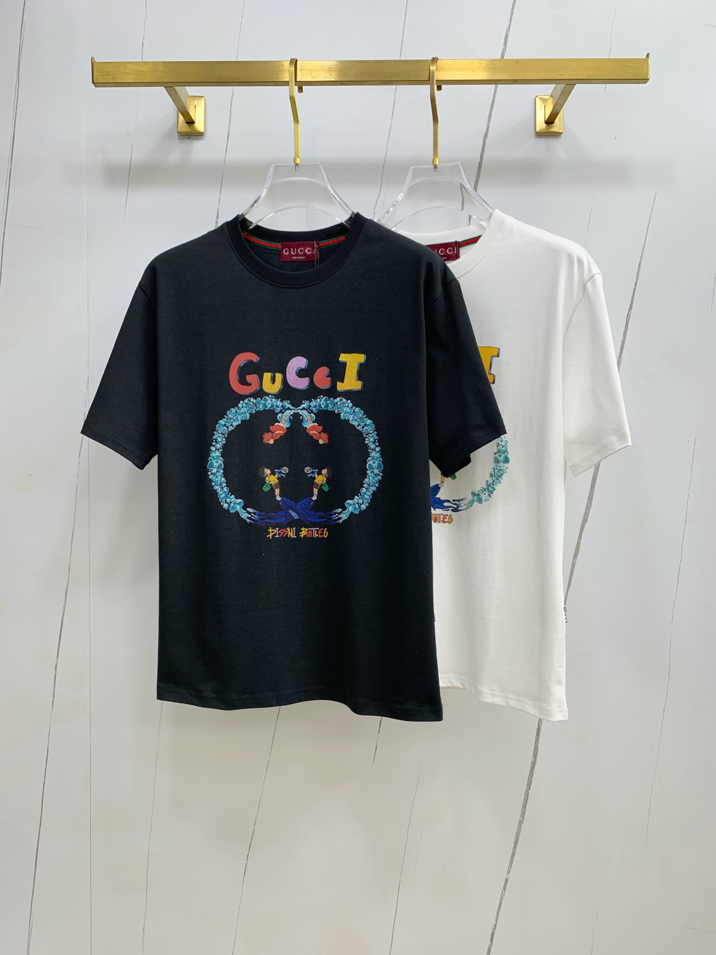 NO:451948,Gucci 2025 summer new short-sleeved T-shirt, the personalized art series exclusively released on the entire network. The versatile details are perfectly processed and pure cotton fabric is very exquisite. Original fabric. The same high-quality and comfortable hand feels very fashionable and personalized. A super versatile and beautiful style for men and women. The same color is black and white. The number of numbers M-3XL, gucci, T-shirt,tees, t-shirt,alexander wang19860909古驰2025夏季新款短袖T恤,个性艺术系列全网独家首发 百搭款细节处理完美纯棉面料十分精致 原版面料 网红明星同款高版本 高品质手感非常舒服 时尚又个性 超级百搭好看的一款男女同款颜色黑、白 码数M-3XL,,gucci,T-shirt,tees，t-shirt,alexander wang,Men's clothing