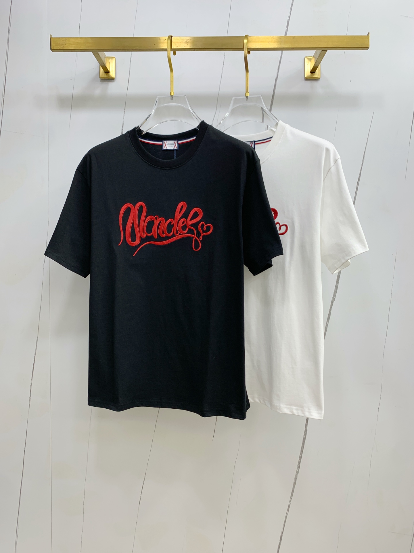 NO:451954,The new short-sleeved T-shirt for the 2025 summer, the personalized art series exclusively released on the entire network. The versatile details are perfectly processed and pure cotton fabric is very exquisite. The original fabric is the same as the Internet celebrity celebrity and the same style. The high-quality feel is very comfortable. Fashionable and personalized. The super versatile and beautiful style is the same as the men and women. The same color is black and white. The number of numbers M-3XL, Moncler, T-shirt,tees, t-shirt,alexander wang19860909蒙口2025夏季新款短袖T恤,个性艺术系列全网独家首发 百搭款细节处理完美纯棉面料十分精致 原版面料 网红明星同款高版本 高品质手感非常舒服 时尚又个性 超级百搭好看的一款男女同款颜色黑、白 码数M-3XL,,Moncler,T-shirt,tees，t-shirt,alexander wang,Men's clothing