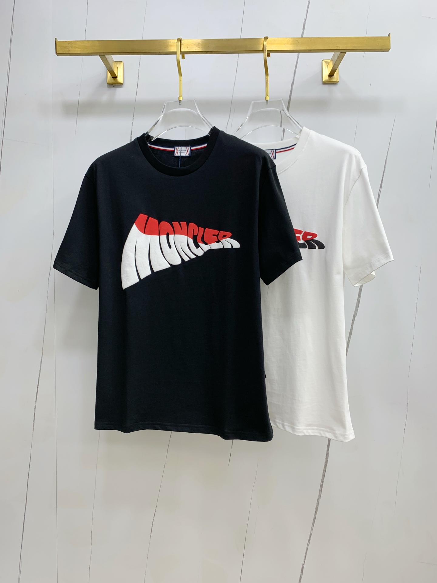 NO:451966,The new short-sleeved T-shirt for the 2025 summer, the personalized art series exclusively released on the entire network. The versatile details are perfectly processed and pure cotton fabric is very exquisite. The original fabric is the same as the Internet celebrity celebrity and the same style. The high-quality feel is very comfortable. Fashionable and personalized. The super versatile and beautiful style is the same as the men and women. The same color is black and white. The number of numbers M-3XL, Moncler, T-shirt,tees, t-shirt,alexander wang19860909蒙口2025夏季新款短袖T恤,个性艺术系列全网独家首发 百搭款细节处理完美纯棉面料十分精致 原版面料 网红明星同款高版本 高品质手感非常舒服 时尚又个性 超级百搭好看的一款男女同款颜色黑、白 码数M-3XL,,Moncler,T-shirt,tees，t-shirt,alexander wang,Men's clothing