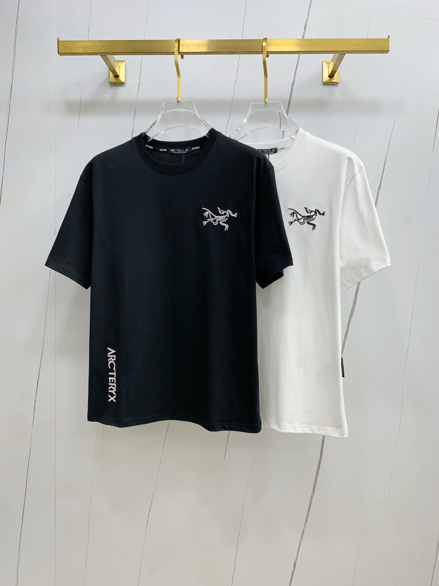 NO:451984,Archaeoptera Bird's new short-sleeved T-shirt in summer 2025, the personalized art series exclusively released on the entire network. The versatile details are perfectly processed and pure cotton fabric is very exquisite. Original fabric. The same high-quality and comfortable hand feels very fashionable and personalized. A super versatile and beautiful style for men and women. The same color is black and white. Number M-3XL, arc'teryx, T-shirt,tees, t-shirt,alexander wang19860909始祖鸟2025夏季新款短袖T恤,个性艺术系列全网独家首发 百搭款细节处理完美纯棉面料十分精致 原版面料 网红明星同款高版本 高品质手感非常舒服 时尚又个性 超级百搭好看的一款男女同款颜色黑、白 码数M-3XL,arc'teryx,T-shirt,tees，t-shirt,alexander wang,Men's clothing