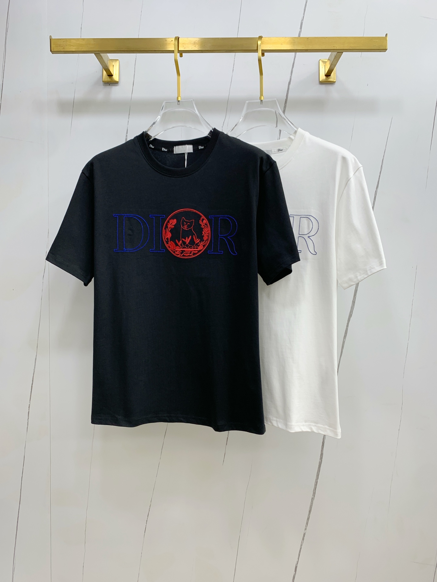 NO:451937,Dior 2025 summer new short-sleeved T-shirt, the personalized art series exclusively launched on the entire network. The versatile details are perfectly processed and pure cotton fabric is very exquisite. Original fabric. The same high-quality and comfortable hand feels very fashionable and personalized. A super versatile and beautiful style for men and women. The same color is black and white. The number of numbers M-3XL, dior, T-shirt,tees, t-shirt,alexander wang19860909迪奥2025夏季新款短袖T恤,个性艺术系列全网独家首发 百搭款细节处理完美纯棉面料十分精致 原版面料 网红明星同款高版本 高品质手感非常舒服 时尚又个性 超级百搭好看的一款男女同款颜色黑、白 码数M-3XL,,dior,T-shirt,tees，t-shirt,alexander wang,Men's clothing