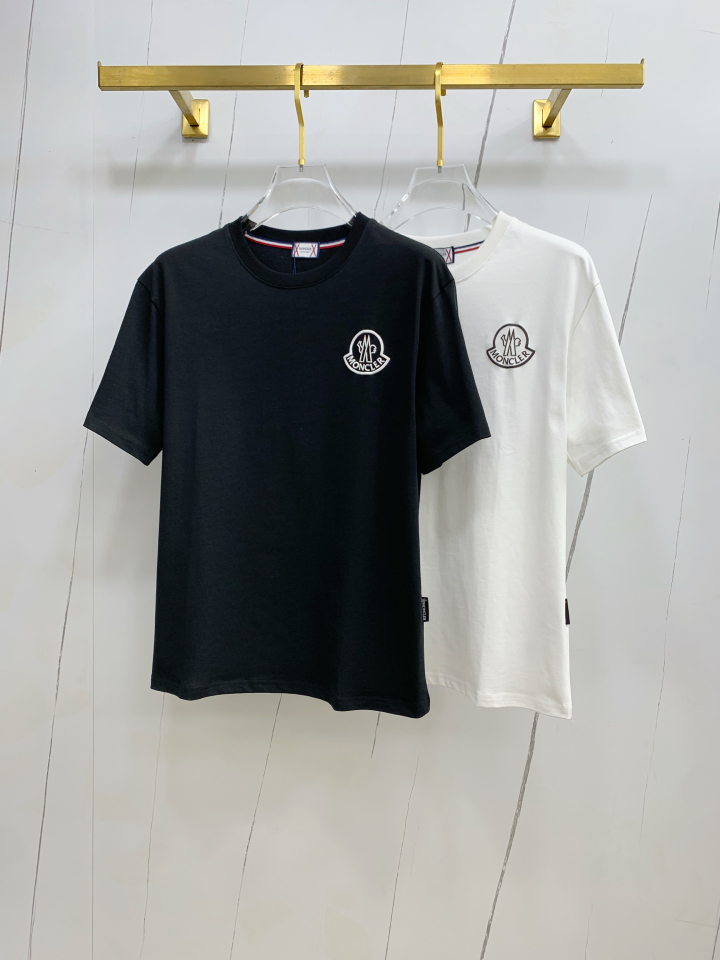 NO:451941,The new short-sleeved T-shirt for the 2025 summer, the personalized art series exclusively released on the entire network. The versatile details are perfectly processed and pure cotton fabric is very exquisite. The original fabric is the same as the Internet celebrity celebrity and the same style. The high-quality feel is very comfortable. Fashionable and personalized. The super versatile and beautiful style is the same as the men and women. The same color is black and white. The number of numbers M-3XL, Moncler, T-shirt,tees, t-shirt,alexander wang19860909蒙口2025夏季新款短袖T恤,个性艺术系列全网独家首发 百搭款细节处理完美纯棉面料十分精致 原版面料 网红明星同款高版本 高品质手感非常舒服 时尚又个性 超级百搭好看的一款男女同款颜色黑、白 码数M-3XL,,Moncler,T-shirt,tees，t-shirt,alexander wang,Men's clothing