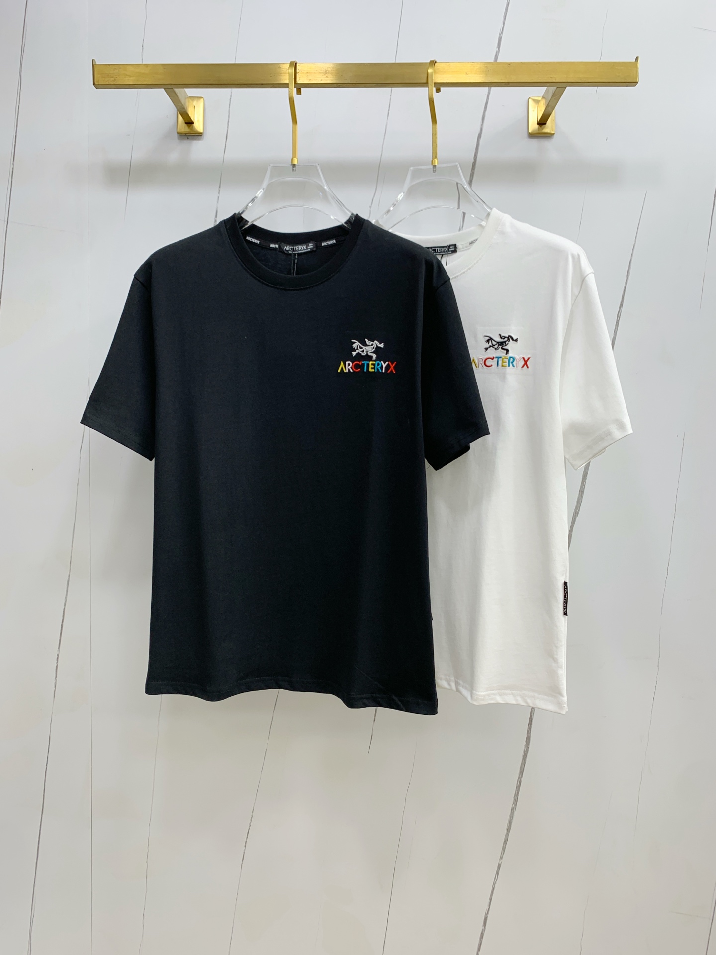 NO:451946,Archaeoptera Bird's new short-sleeved T-shirt in summer 2025, the personalized art series exclusively released on the entire network. The versatile details are perfectly processed and pure cotton fabric is very exquisite. Original fabric. The same high-quality and comfortable hand feels very fashionable and personalized. A super versatile and beautiful style for men and women. The same color is black and white. Number M-3XL, arc'teryx, T-shirt,tees, t-shirt,alexander wang19860909始祖鸟2025夏季新款短袖T恤,个性艺术系列全网独家首发 百搭款细节处理完美纯棉面料十分精致 原版面料 网红明星同款高版本 高品质手感非常舒服 时尚又个性 超级百搭好看的一款男女同款颜色黑、白 码数M-3XL,arc'teryx,T-shirt,tees，t-shirt,alexander wang,Men's clothing