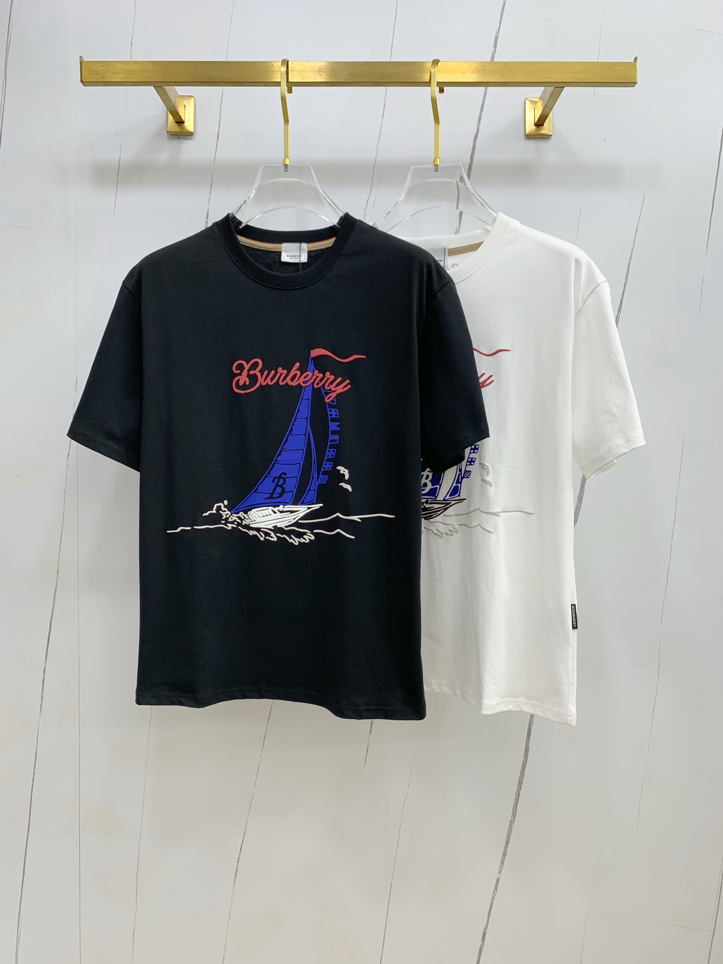 NO:451978,Burberry's new short-sleeved T-shirt in summer 2025, the personalized art series exclusively released on the entire network. The versatile details are perfectly processed and pure cotton fabric is very exquisite. Original fabric. The same high-quality and comfortable hand feels very fashionable and personalized. A super versatile and beautiful style for men and women. The same color is black and white. M-3XL, burberry, T-shirt,tees, t-shirt,alexander wang19860909巴宝莉2025夏季新款短袖T恤,个性艺术系列全网独家首发 百搭款细节处理完美纯棉面料十分精致 原版面料 网红明星同款高版本 高品质手感非常舒服 时尚又个性 超级百搭好看的一款男女同款颜色黑、白 码数M-3XL,,burberry,T-shirt,tees，t-shirt,alexander wang,Men's clothing