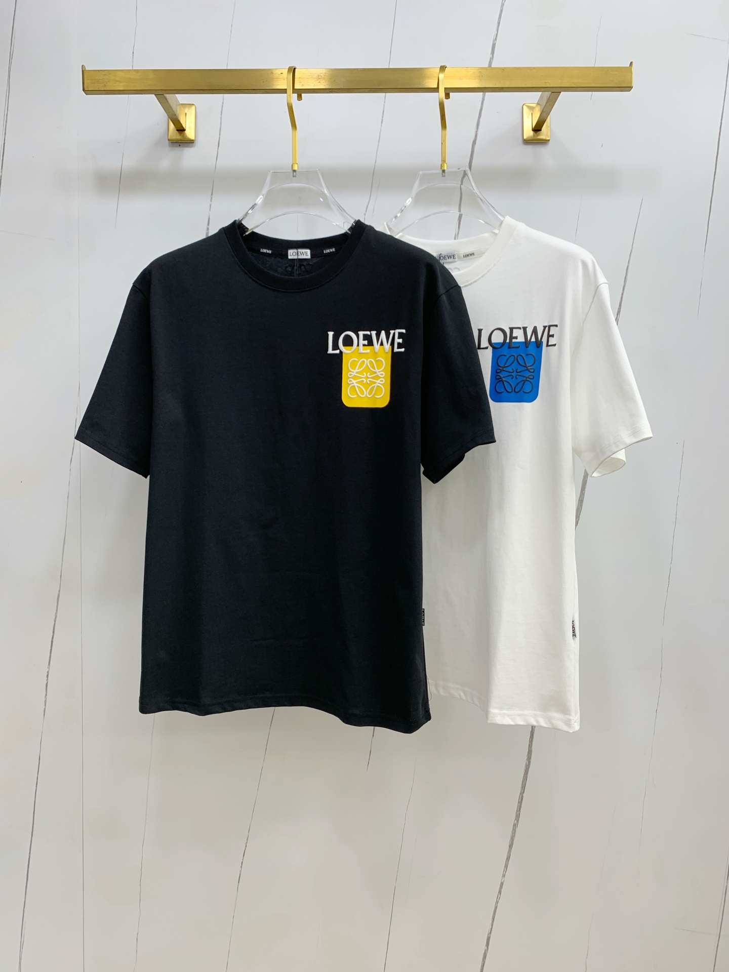 NO:451972,Luo Yiwei's new short-sleeved T-shirt in summer 2025, the personalized art series exclusively launched on the entire network. The versatile details are perfectly processed and pure cotton fabric is very exquisite. Original fabric. The same high-quality and comfortable hand feels very fashionable and personalized. A super versatile and beautiful style for men and women. The same color is black and white. The number of numbers M-3XL, loewe, T-shirt,tees, t-shirt,alexander wang19860909罗意威2025夏季新款短袖T恤,个性艺术系列全网独家首发 百搭款细节处理完美纯棉面料十分精致 原版面料 网红明星同款高版本 高品质手感非常舒服 时尚又个性 超级百搭好看的一款男女同款颜色黑、白 码数M-3XL,,loewe,T-shirt,tees，t-shirt,alexander wang,Men's clothing