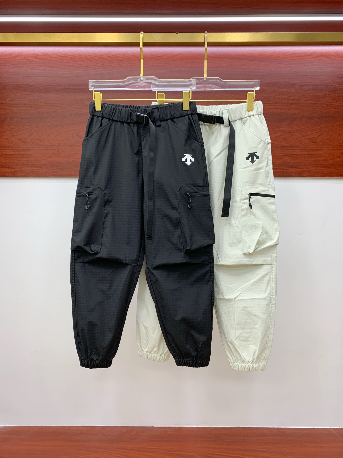 NO:161253,SS Spring and Summer DiSant's hit product is coming!  Solid color casual pants, specially provided fabrics. All civil servants/office workers/broad spectrum people are available. The complete set of the latest hang tags/responsive MILANO classic main mark!  Original Italian flavor!  Integrated locked edges and wraps!  Code number M-2XL, alexander wang19860909SS春夏 迪桑特爆款来袭！纯色休闲裤,特供面料. 公务员/上班族/广谱人群均可.全套最新款吊牌/延用MILANO经典主唛！原汁原味的意大利制造风味！一体化锁边包边！码数M-2XL,,alexander wang,Men's clothing