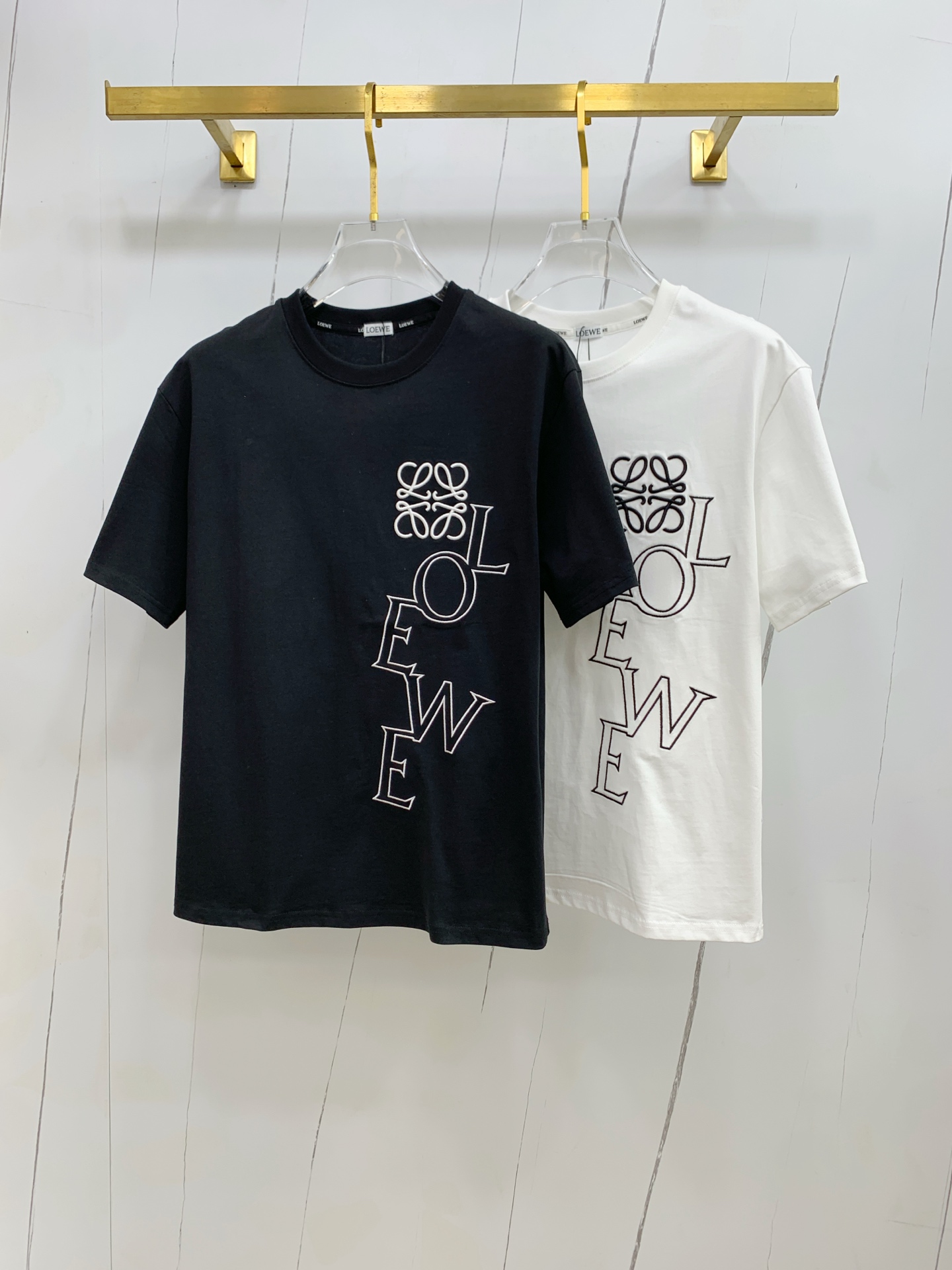 NO:471354,Luo Yiwei's new short-sleeved T-shirt in summer 2025, the personalized art series exclusively launched on the entire network. The versatile details are perfectly processed and pure cotton fabric is very exquisite. Original fabric. The same high-quality and comfortable hand feels very fashionable and personalized. A super versatile and beautiful style for men and women. The same color is black and white. The number of numbers M-3XL, loewe, T-shirt,tees, t-shirt,alexander wang19860909罗意威2025夏季新款短袖T恤,个性艺术系列全网独家首发 百搭款细节处理完美纯棉面料十分精致 原版面料 网红明星同款高版本 高品质手感非常舒服 时尚又个性 超级百搭好看的一款男女同款颜色黑、白 码数M-3XL,,loewe,T-shirt,tees，t-shirt,alexander wang,Men's clothing