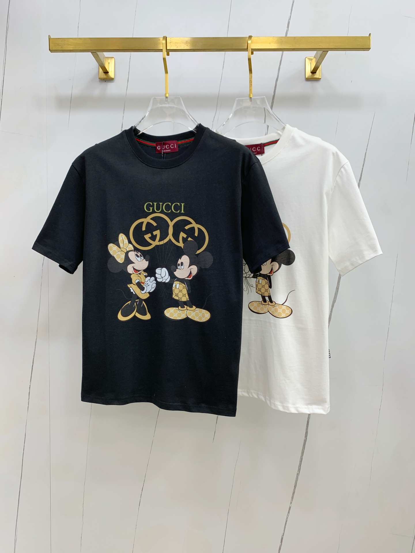 NO:471357,Gucci 2025 summer new short-sleeved T-shirt, the personalized art series exclusively released on the entire network. The versatile details are perfectly processed and pure cotton fabric is very exquisite. Original fabric. The same high-quality and comfortable hand feels very fashionable and personalized. A super versatile and beautiful style for men and women. The same color is black and white. The number of numbers M-3XL, gucci, T-shirt,tees, t-shirt,alexander wang19860909古驰2025夏季新款短袖T恤,个性艺术系列全网独家首发 百搭款细节处理完美纯棉面料十分精致 原版面料 网红明星同款高版本 高品质手感非常舒服 时尚又个性 超级百搭好看的一款男女同款颜色黑、白 码数M-3XL,,gucci,T-shirt,tees，t-shirt,alexander wang,Men's clothing