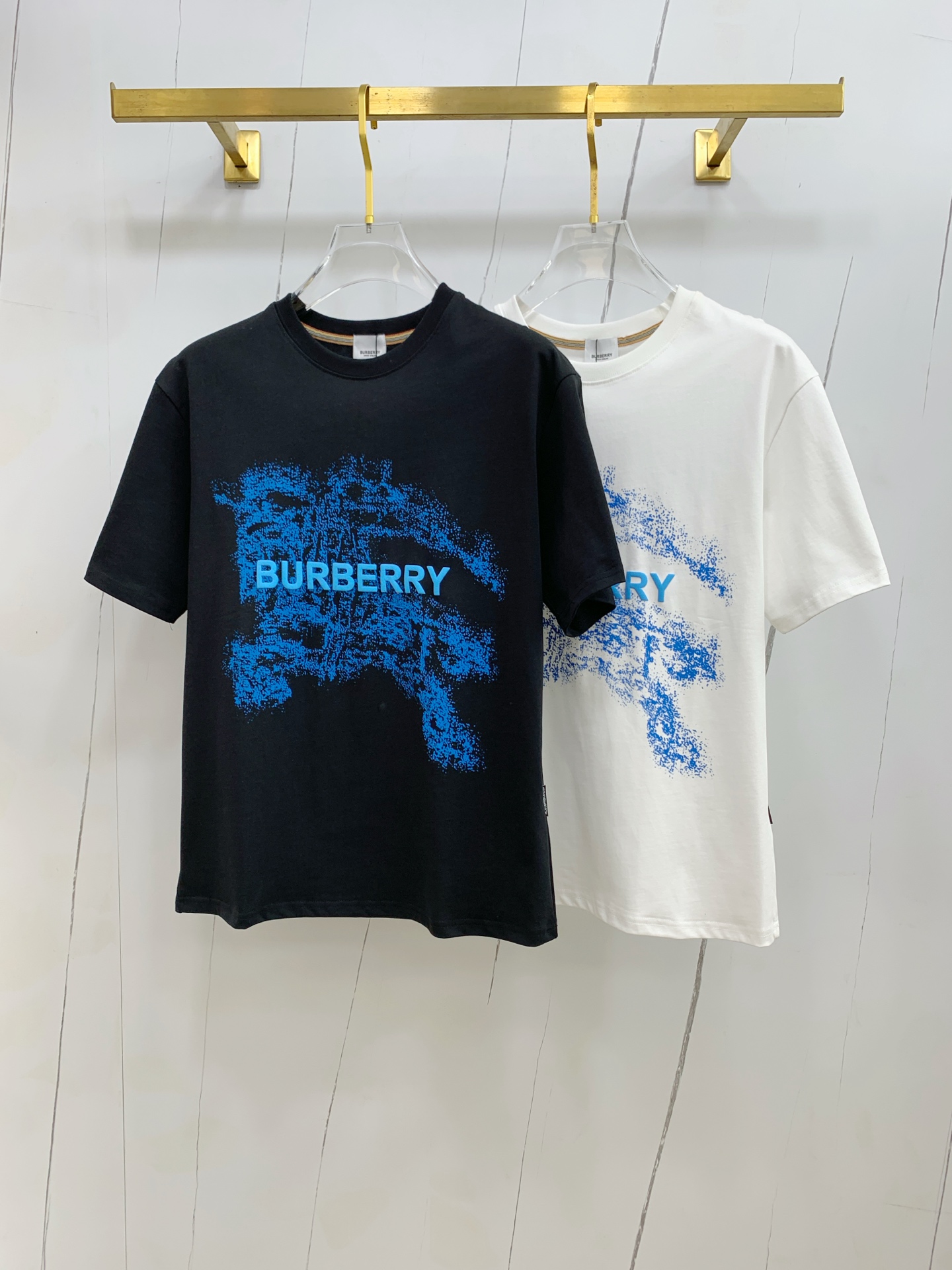 NO:471362,Burberry's new short-sleeved T-shirt in summer 2025, the personalized art series exclusively released on the entire network. The versatile details are perfectly processed and pure cotton fabric is very exquisite. Original fabric. The same high-quality and comfortable hand feels very fashionable and personalized. A super versatile and beautiful style for men and women. The same color is black and white. M-3XL, burberry, T-shirt,tees, t-shirt,alexander wang19860909巴宝莉2025夏季新款短袖T恤,个性艺术系列全网独家首发 百搭款细节处理完美纯棉面料十分精致 原版面料 网红明星同款高版本 高品质手感非常舒服 时尚又个性 超级百搭好看的一款男女同款颜色黑、白 码数M-3XL,,burberry,T-shirt,tees，t-shirt,alexander wang,Men's clothing