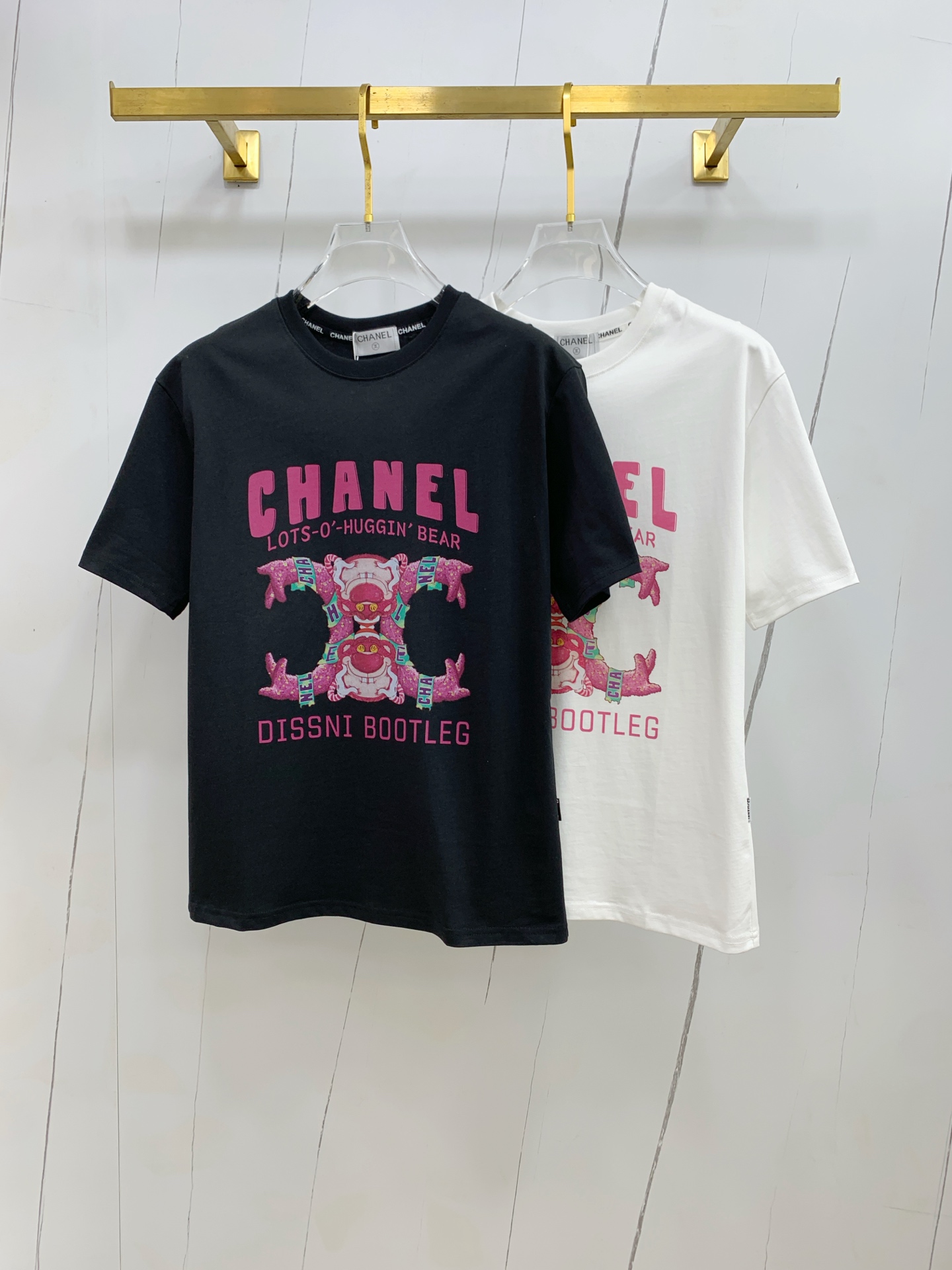 NO:471368,Chanel's new short-sleeved T-shirt for summer 2025, the personalized art series exclusively launched on the entire network. The versatile details are perfectly processed and pure cotton fabric is very exquisite. Original fabric. The same high-quality and comfortable hand feels very fashionable and personalized. A super versatile and beautiful style for men and women. The same color is black and white. The number of numbers M-3XL, chanel, T-shirt,tees, t-shirt,alexander wang19860909香奈儿2025夏季新款短袖T恤,个性艺术系列全网独家首发 百搭款细节处理完美纯棉面料十分精致 原版面料 网红明星同款高版本 高品质手感非常舒服 时尚又个性 超级百搭好看的一款男女同款颜色黑、白 码数M-3XL,,chanel,T-shirt,tees，t-shirt,alexander wang,Men's clothing