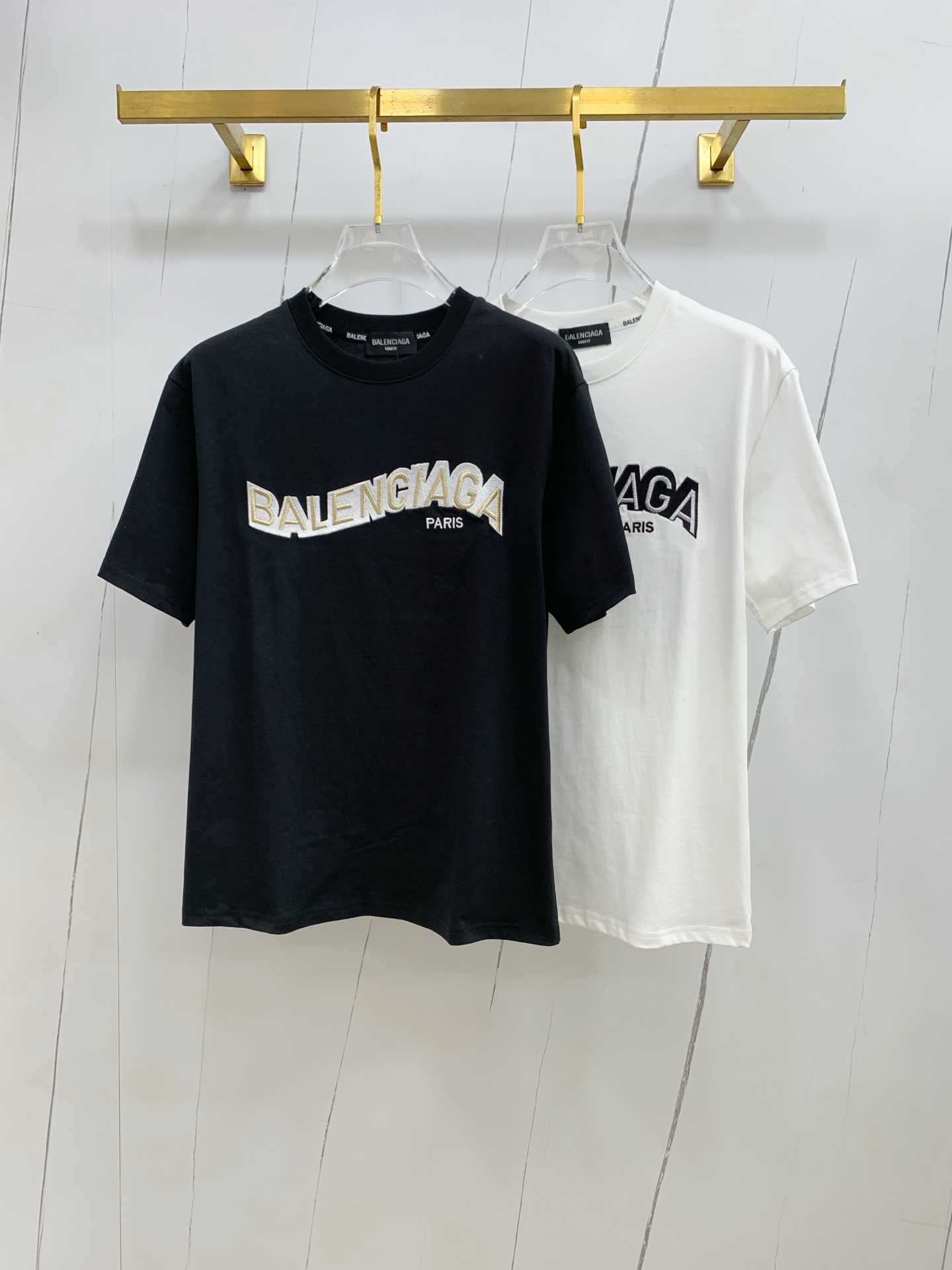 NO:471387,Balenciaga 2025 summer new short-sleeved T-shirt, the personalized art series exclusively released on the entire network. The versatile details are perfectly processed and pure cotton fabric is very exquisite. Original fabric. The same high-quality and comfortable hand feels very fashionable and personalized. A super versatile and beautiful style for men and women. The same color is black and white. M-3XL, balenciaga, T-shirt,tees, t-shirt,alexander wang19860909巴黎世家2025夏季新款短袖T恤,个性艺术系列全网独家首发 百搭款细节处理完美纯棉面料十分精致 原版面料 网红明星同款高版本 高品质手感非常舒服 时尚又个性 超级百搭好看的一款男女同款颜色黑、白 码数M-3XL,,balenciaga,T-shirt,tees，t-shirt,alexander wang,Men's clothing