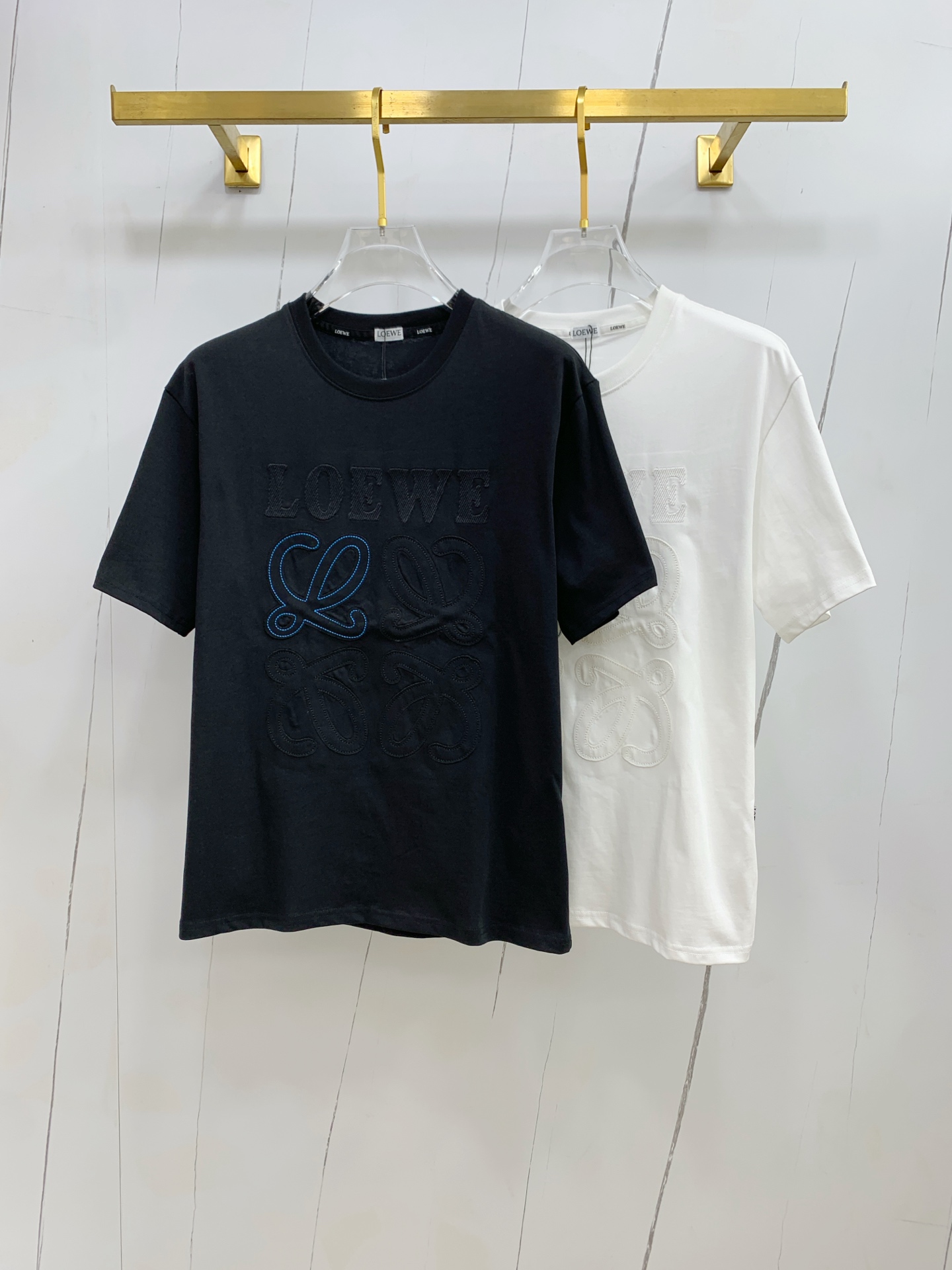 NO:471399,Luo Yiwei's new short-sleeved T-shirt in summer 2025, the personalized art series exclusively launched on the entire network. The versatile details are perfectly processed and pure cotton fabric is very exquisite. Original fabric. The same high-quality and comfortable hand feels very fashionable and personalized. A super versatile and beautiful style for men and women. The same color is black and white. The number of numbers M-3XL, loewe, T-shirt,tees, t-shirt,alexander wang19860909罗意威2025夏季新款短袖T恤,个性艺术系列全网独家首发 百搭款细节处理完美纯棉面料十分精致 原版面料 网红明星同款高版本 高品质手感非常舒服 时尚又个性 超级百搭好看的一款男女同款颜色黑、白 码数M-3XL,,loewe,T-shirt,tees，t-shirt,alexander wang,Men's clothing