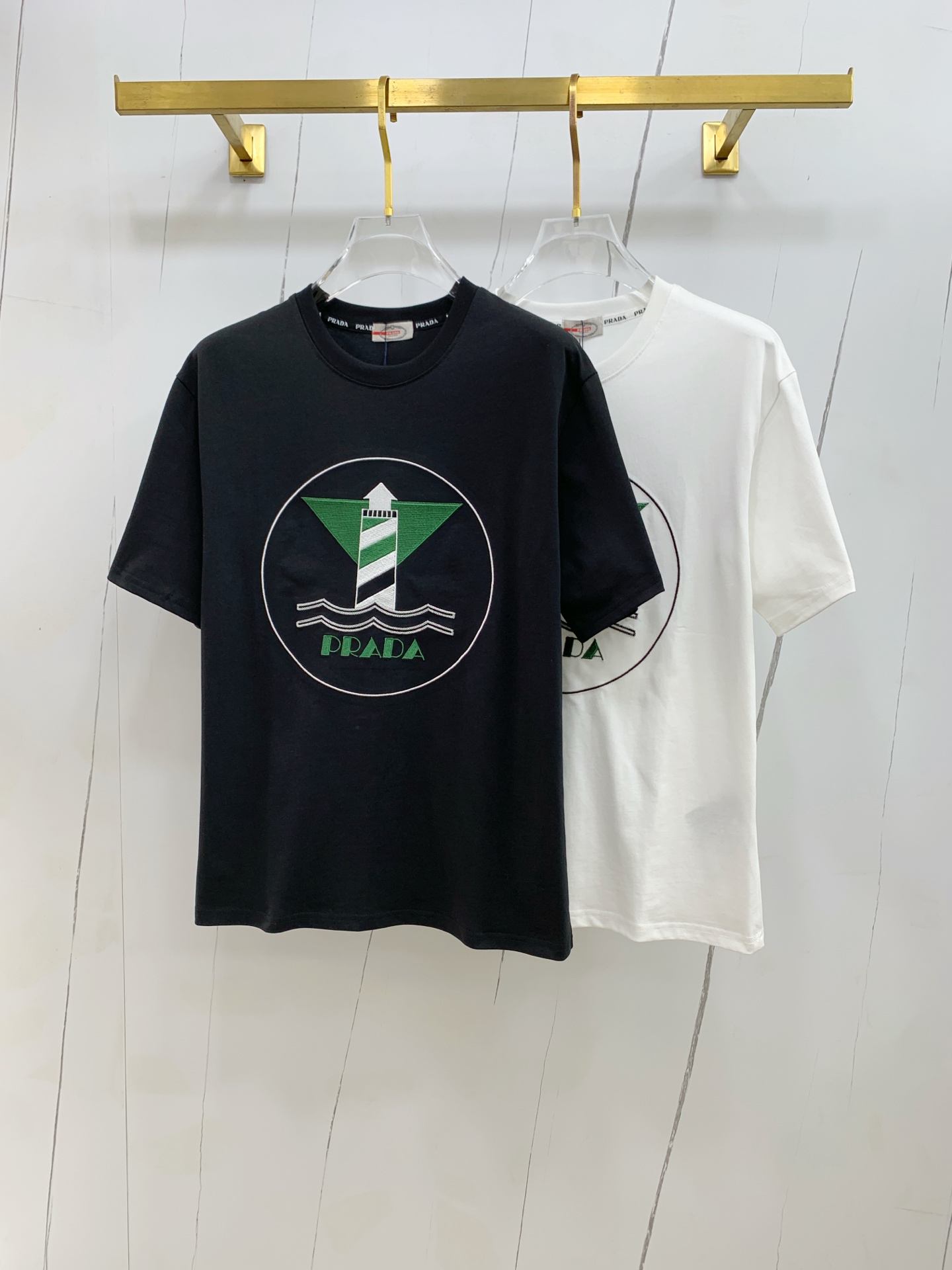 NO:471405,Prada's new short-sleeved T-shirt for summer 2025, the personalized art series exclusively launched on the entire network. The versatile details are perfectly processed and pure cotton fabric is very exquisite. Original fabric. The same high-quality and comfortable hand feels very fashionable and personalized. A super versatile and beautiful style for men and women. The same color is black and white. The number of numbers M-3XL, prada, T-shirt,tees, t-shirt,alexander wang19860909普拉达2025夏季新款短袖T恤,个性艺术系列全网独家首发 百搭款细节处理完美纯棉面料十分精致 原版面料 网红明星同款高版本 高品质手感非常舒服 时尚又个性 超级百搭好看的一款男女同款颜色黑、白 码数M-3XL,,prada,T-shirt,tees，t-shirt,alexander wang,Men's clothing