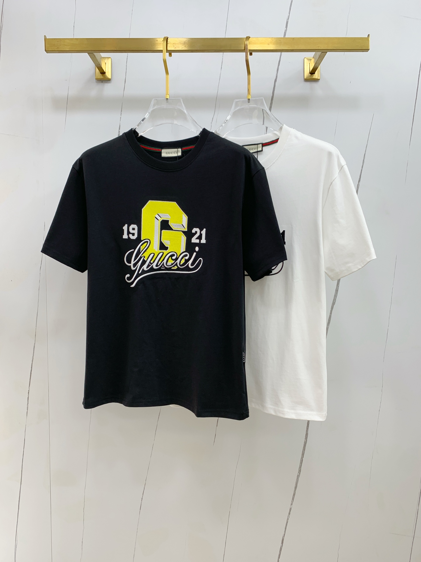 NO:471359,Gucci 2025 summer new short-sleeved T-shirt, the personalized art series exclusively released on the entire network. The versatile details are perfectly processed and pure cotton fabric is very exquisite. Original fabric. The same high-quality and comfortable hand feels very fashionable and personalized. A super versatile and beautiful style for men and women. The same color is black and white. The number of numbers M-3XL, gucci, T-shirt,tees, t-shirt,alexander wang19860909古驰2025夏季新款短袖T恤,个性艺术系列全网独家首发 百搭款细节处理完美纯棉面料十分精致 原版面料 网红明星同款高版本 高品质手感非常舒服 时尚又个性 超级百搭好看的一款男女同款颜色黑、白 码数M-3XL,,gucci,T-shirt,tees，t-shirt,alexander wang,Men's clothing