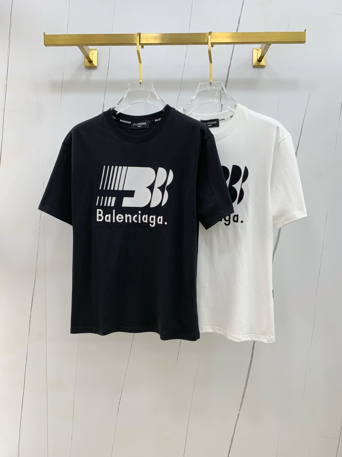 NO:471365,Balenciaga 2025 summer new short-sleeved T-shirt, the personalized art series exclusively released on the entire network. The versatile details are perfectly processed and pure cotton fabric is very exquisite. Original fabric. The same high-quality and comfortable hand feels very fashionable and personalized. A super versatile and beautiful style for men and women. The same color is black and white. M-3XL, balenciaga, T-shirt,tees, t-shirt,alexander wang19860909巴黎世家2025夏季新款短袖T恤,个性艺术系列全网独家首发 百搭款细节处理完美纯棉面料十分精致 原版面料 网红明星同款高版本 高品质手感非常舒服 时尚又个性 超级百搭好看的一款男女同款颜色黑、白 码数M-3XL,,balenciaga,T-shirt,tees，t-shirt,alexander wang,Men's clothing