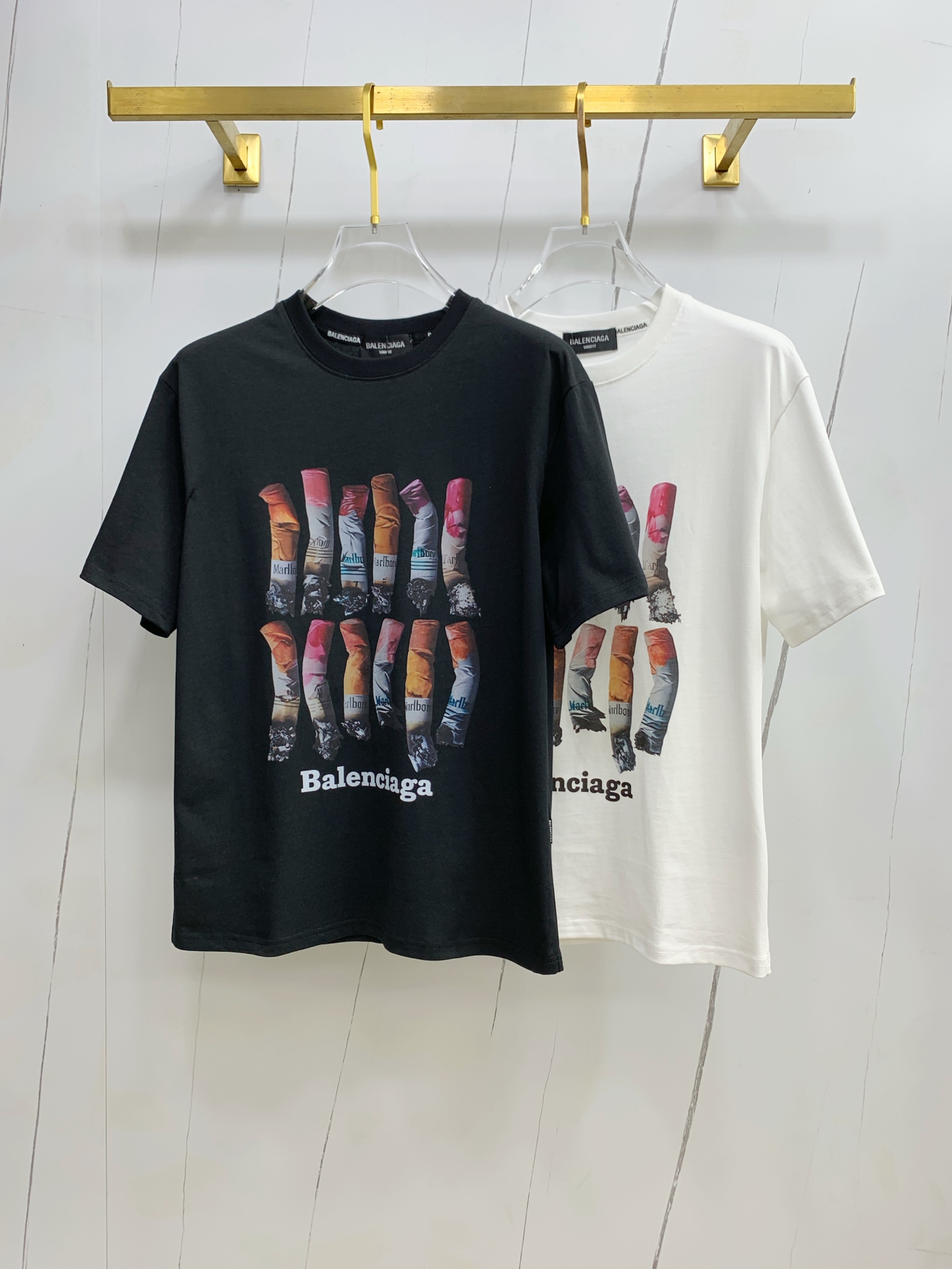 NO:471355,Balenciaga 2025 summer new short-sleeved T-shirt, the personalized art series exclusively released on the entire network. The versatile details are perfectly processed and pure cotton fabric is very exquisite. Original fabric. The same high-quality and comfortable hand feels very fashionable and personalized. A super versatile and beautiful style for men and women. The same color is black and white. M-3XL, balenciaga, T-shirt,tees, t-shirt,alexander wang19860909巴黎世家2025夏季新款短袖T恤,个性艺术系列全网独家首发 百搭款细节处理完美纯棉面料十分精致 原版面料 网红明星同款高版本 高品质手感非常舒服 时尚又个性 超级百搭好看的一款男女同款颜色黑、白 码数M-3XL,,balenciaga,T-shirt,tees，t-shirt,alexander wang,Men's clothing