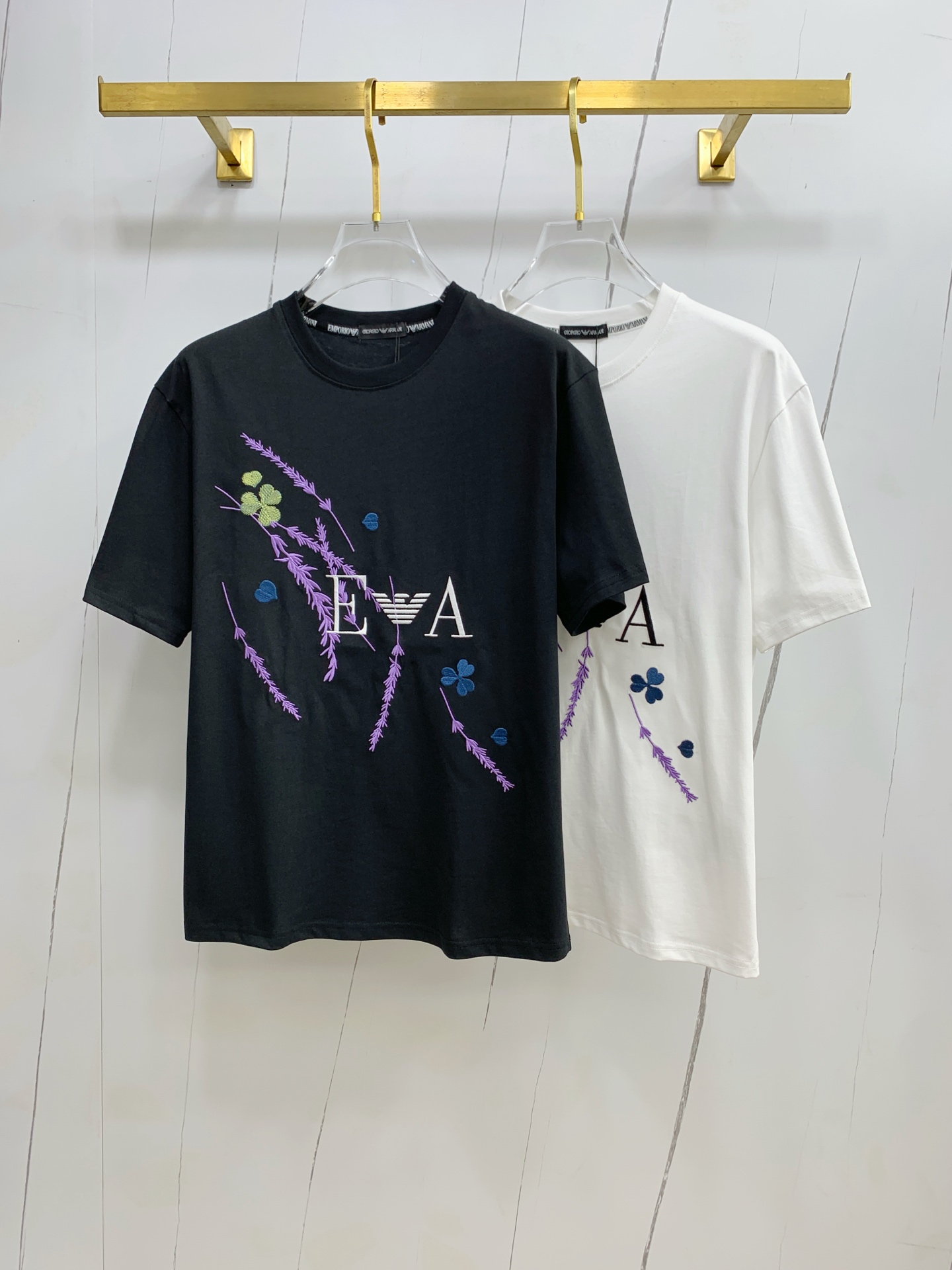 NO:162051,Armani's new short-sleeved T-shirt for summer 2025, the personalized art series exclusively launched on the entire network. The versatile details are perfectly processed and pure cotton fabric is very exquisite. Original fabric. The same high-quality and comfortable hand feels very fashionable and personalized. A super versatile and beautiful style for men and women. The same color is black and white. The number of numbers M-3XL, armani, T-shirt,tees, t-shirt,alexander wang19860909阿玛尼2025夏季新款短袖T恤,个性艺术系列全网独家首发 百搭款细节处理完美纯棉面料十分精致 原版面料 网红明星同款高版本 高品质手感非常舒服 时尚又个性 超级百搭好看的一款男女同款颜色黑、白 码数M-3XL,,armani,T-shirt,tees，t-shirt,alexander wang,Men's clothing