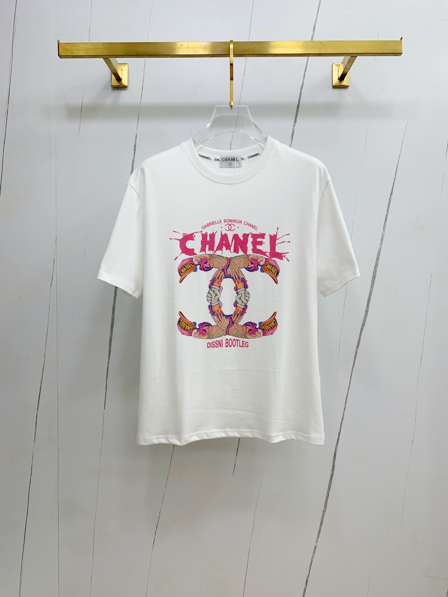 NO:471371,Chanel's new short-sleeved T-shirt for summer 2025, the personalized art series exclusively launched on the entire network. The versatile details are perfectly processed and pure cotton fabric is very exquisite. Original fabric. The same high-quality and comfortable hand feels very fashionable and personalized. A super versatile and beautiful style for men and women. The same color is black and white. The number of numbers M-3XL, chanel, T-shirt,tees, t-shirt,alexander wang19860909香奈儿2025夏季新款短袖T恤,个性艺术系列全网独家首发 百搭款细节处理完美纯棉面料十分精致 原版面料 网红明星同款高版本 高品质手感非常舒服 时尚又个性 超级百搭好看的一款男女同款颜色黑、白 码数M-3XL,,chanel,T-shirt,tees，t-shirt,alexander wang,Men's clothing