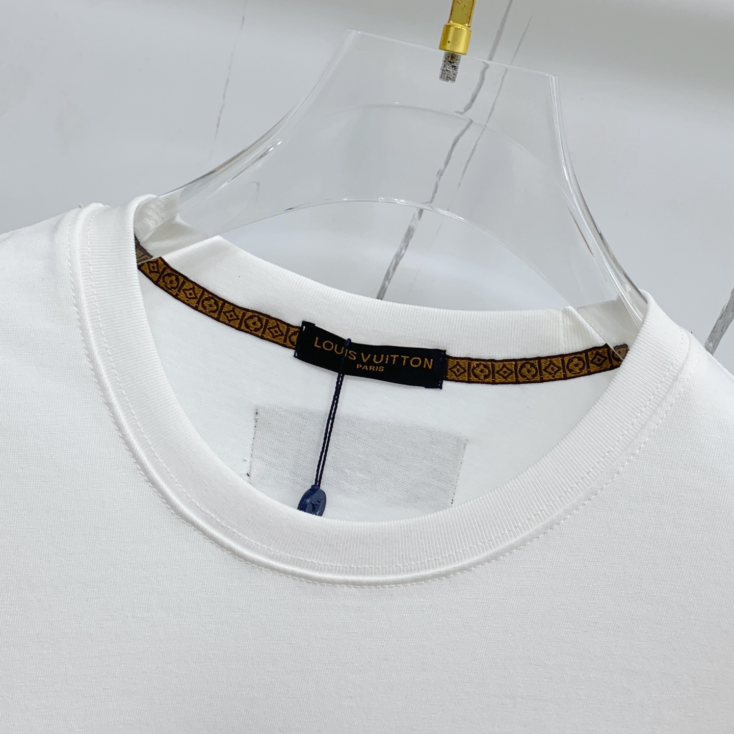 טי שירט קיץ Louis Vuitton 2025 - קולקציית אמנות ייחודית, נוחה ואופנתית 6 i1746809420301 8752 0 3