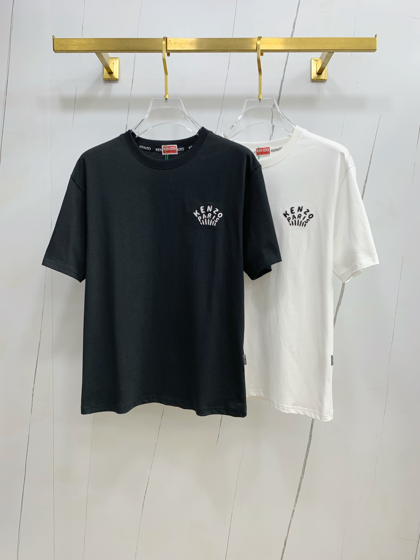 NO:162047,Kenzo2025 summer new short-sleeved T-shirt, the personalized art series exclusively released on the entire network. The versatile details are perfectly processed and pure cotton fabric is very exquisite. Original fabric. The same high-quality and comfortable hand feels very fashionable and personalized. A super versatile and beautiful style for men and women. The same color is black and white. The number of numbers M-3XL, T-shirt,tees, t-shirt,alexander wang19860909kenzo2025夏季新款短袖T恤,个性艺术系列全网独家首发 百搭款细节处理完美纯棉面料十分精致 原版面料 网红明星同款高版本 高品质手感非常舒服 时尚又个性 超级百搭好看的一款男女同款颜色黑、白 码数M-3XL,,T-shirt,tees，t-shirt,alexander wang,Men's clothing