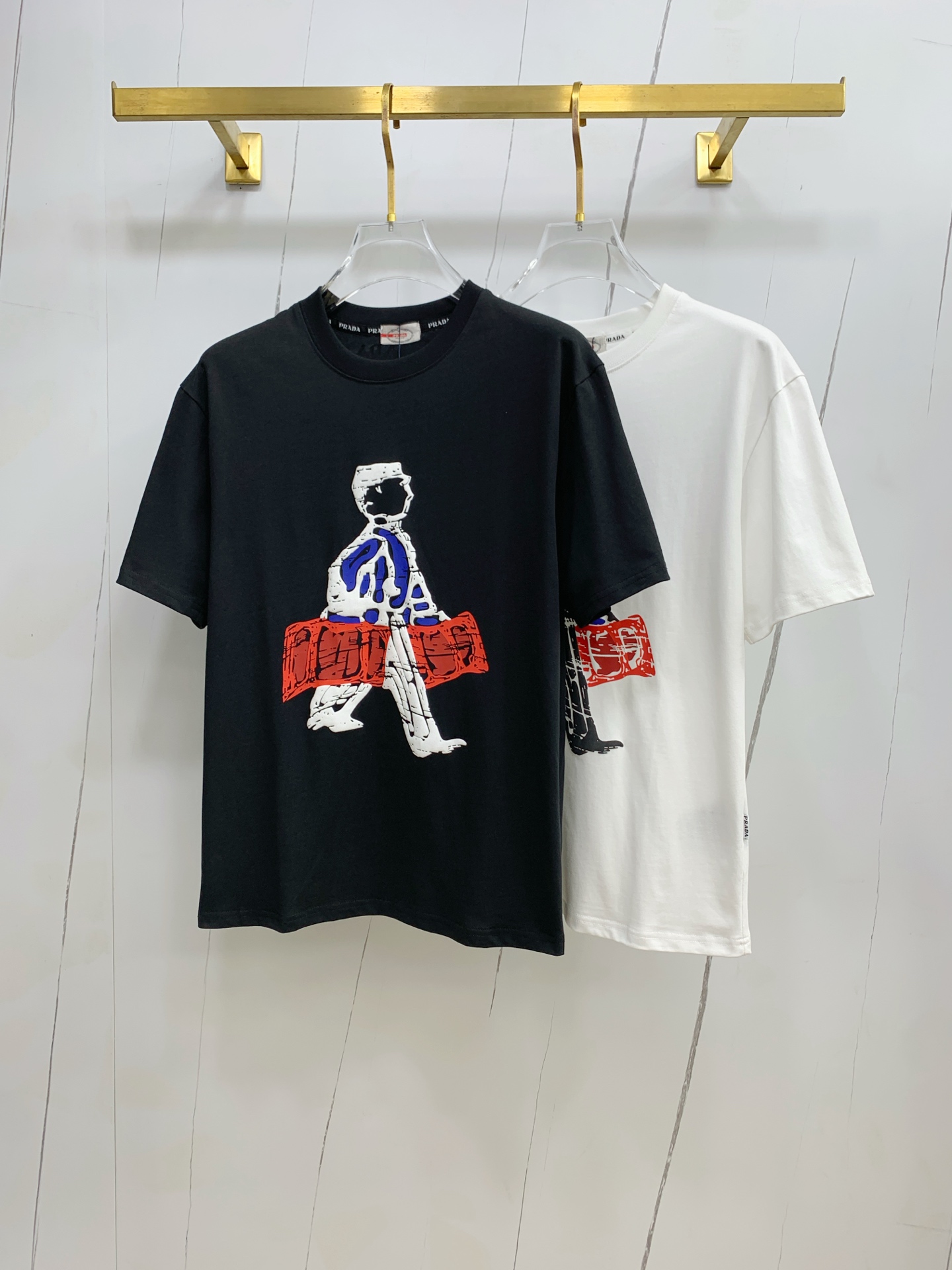 NO:162049,Prada's new short-sleeved T-shirt for summer 2025, the personalized art series exclusively launched on the entire network. The versatile details are perfectly processed and pure cotton fabric is very exquisite. Original fabric. The same high-quality and comfortable hand feels very fashionable and personalized. A super versatile and beautiful style for men and women. The same color is black and white. The number of numbers M-3XL, prada, T-shirt,tees, t-shirt,alexander wang19860909普拉达2025夏季新款短袖T恤,个性艺术系列全网独家首发 百搭款细节处理完美纯棉面料十分精致 原版面料 网红明星同款高版本 高品质手感非常舒服 时尚又个性 超级百搭好看的一款男女同款颜色黑、白 码数M-3XL,,prada,T-shirt,tees，t-shirt,alexander wang,Men's clothing