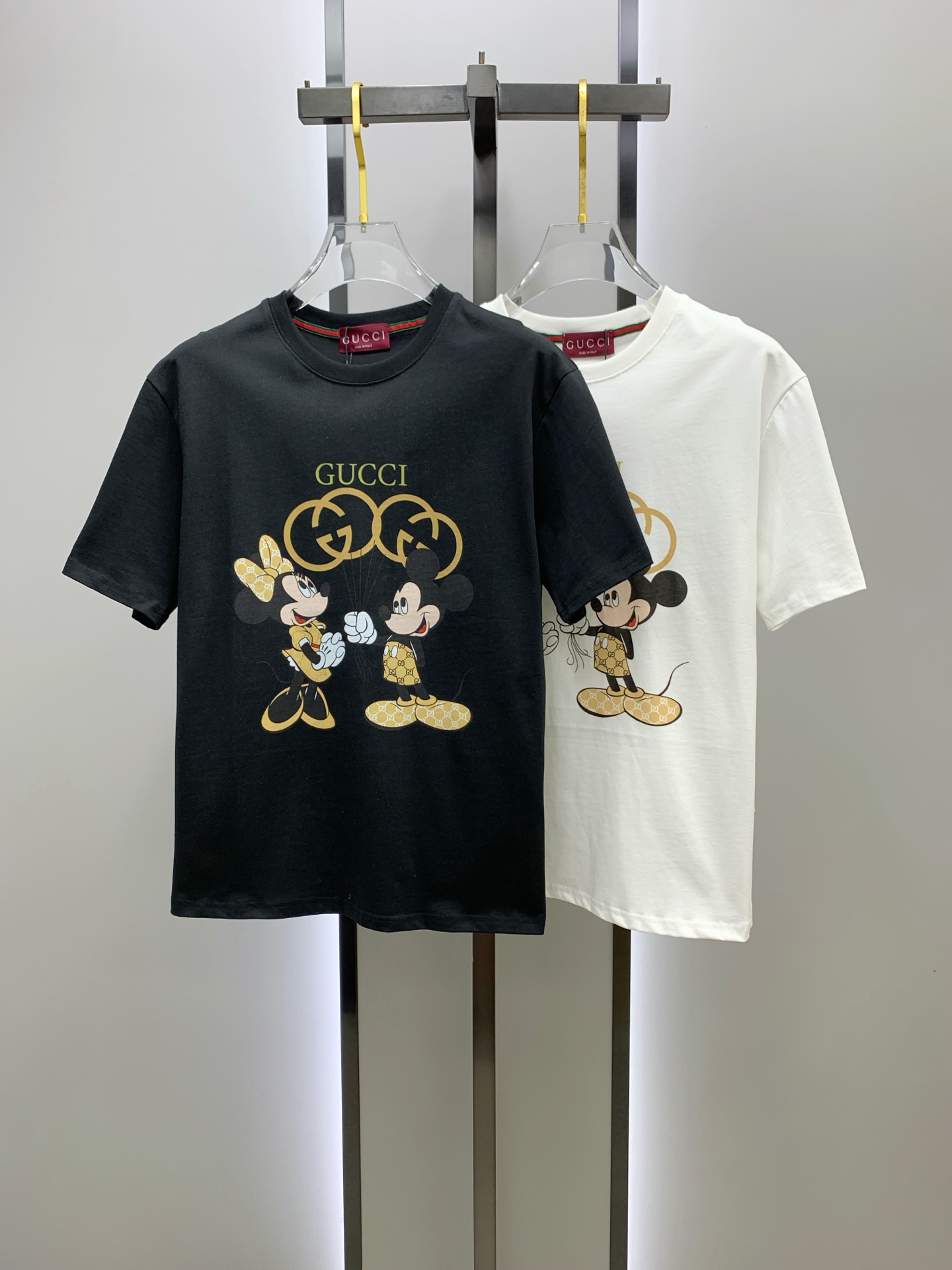 NO:162784,Gucci 2025 summer new short-sleeved T-shirt, the personalized art series exclusively released on the entire network. The versatile details are perfectly processed and pure cotton fabric is very exquisite. Original fabric. The same high-quality and comfortable hand feels very fashionable and personalized. A super versatile and beautiful style for men and women. The same color is black and white. The number of numbers M-3XL, gucci, T-shirt,tees, t-shirt,alexander wang19860909古驰2025夏季新款短袖T恤,个性艺术系列全网独家首发 百搭款细节处理完美纯棉面料十分精致 原版面料 网红明星同款高版本 高品质手感非常舒服 时尚又个性 超级百搭好看的一款男女同款颜色黑、白 码数M-3XL,,gucci,T-shirt,tees，t-shirt,alexander wang,Men's clothing