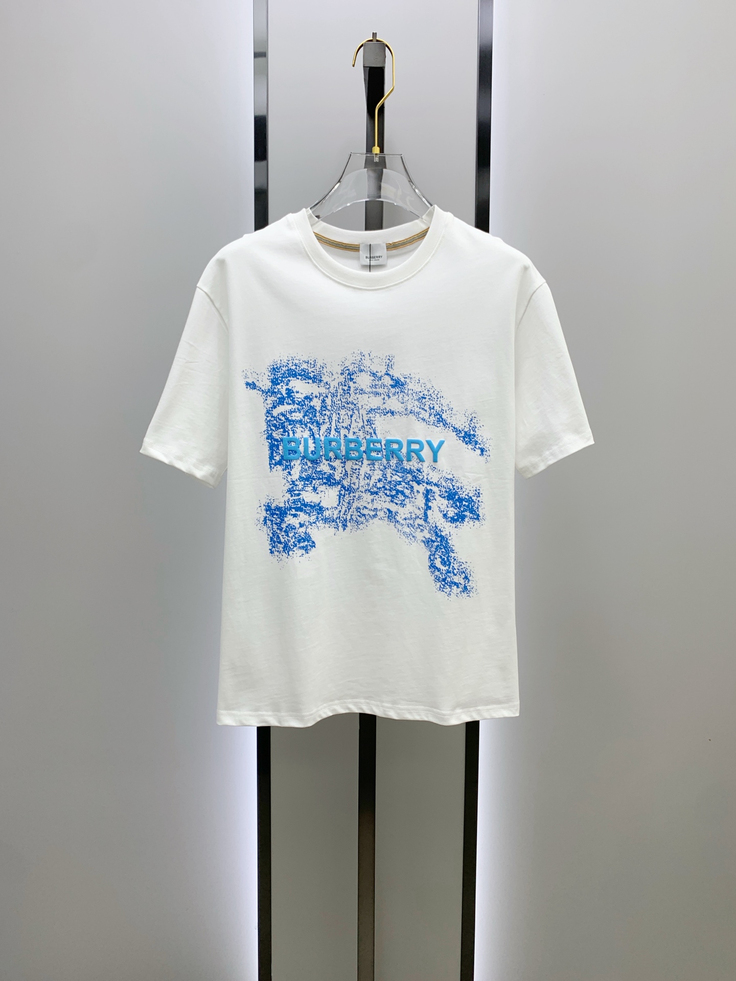 NO:162786,Burberry's new short-sleeved T-shirt in summer 2025, the personalized art series exclusively released on the entire network. The versatile details are perfectly processed and pure cotton fabric is very exquisite. Original fabric. The same high-quality and comfortable hand feels very fashionable and personalized. A super versatile and beautiful style for men and women. The same color is black and white. M-3XL, burberry, T-shirt,tees, t-shirt,alexander wang19860909巴宝莉2025夏季新款短袖T恤,个性艺术系列全网独家首发 百搭款细节处理完美纯棉面料十分精致 原版面料 网红明星同款高版本 高品质手感非常舒服 时尚又个性 超级百搭好看的一款男女同款颜色黑、白 码数M-3XL,,burberry,T-shirt,tees，t-shirt,alexander wang,Men's clothing