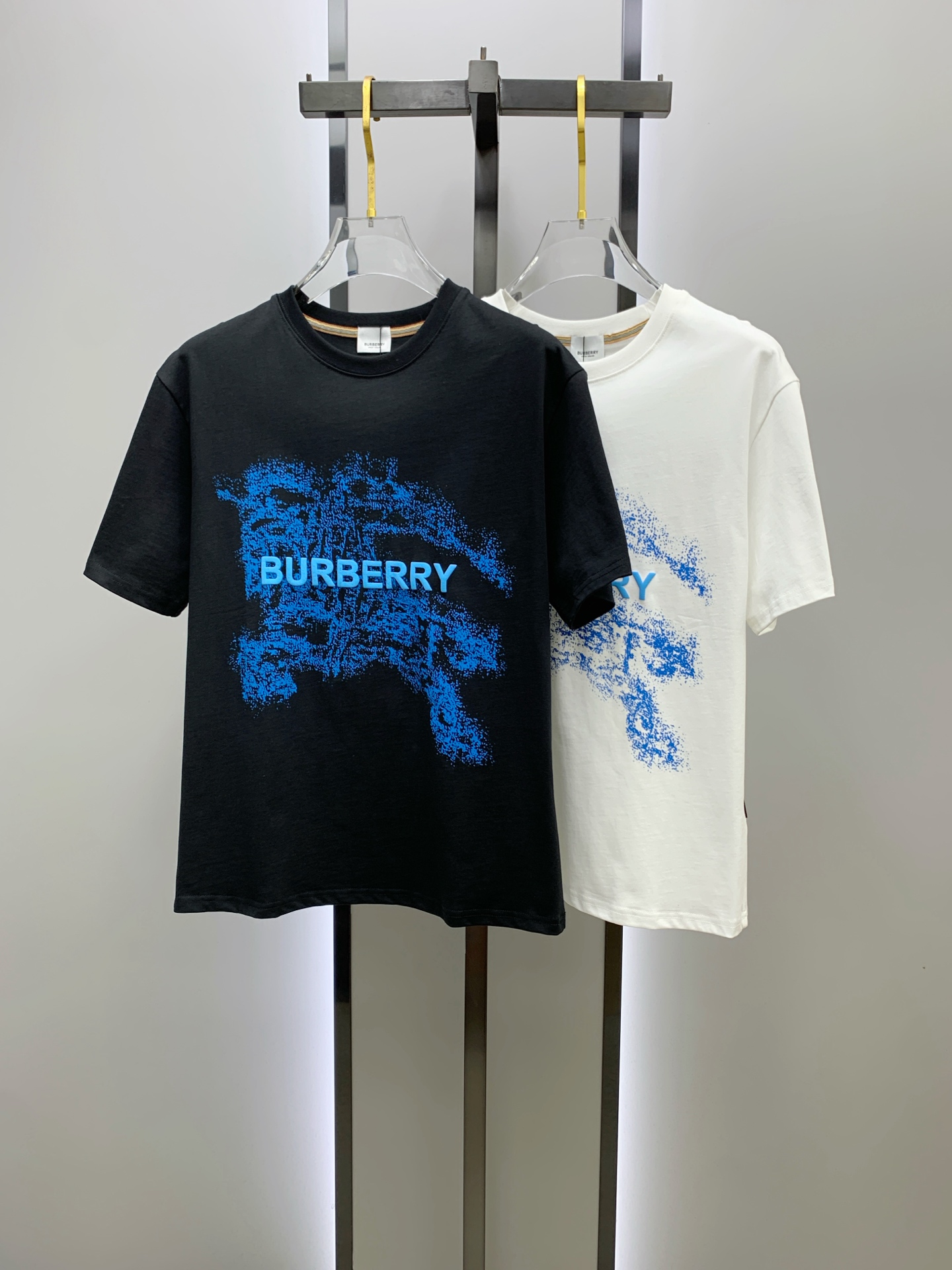 NO:162769,Burberry's new short-sleeved T-shirt in summer 2025, the personalized art series exclusively released on the entire network. The versatile details are perfectly processed and pure cotton fabric is very exquisite. Original fabric. The same high-quality and comfortable hand feels very fashionable and personalized. A super versatile and beautiful style for men and women. The same color is black and white. M-3XL, burberry, T-shirt,tees, t-shirt,alexander wang19860909巴宝莉2025夏季新款短袖T恤,个性艺术系列全网独家首发 百搭款细节处理完美纯棉面料十分精致 原版面料 网红明星同款高版本 高品质手感非常舒服 时尚又个性 超级百搭好看的一款男女同款颜色黑、白 码数M-3XL,,burberry,T-shirt,tees，t-shirt,alexander wang,Men's clothing