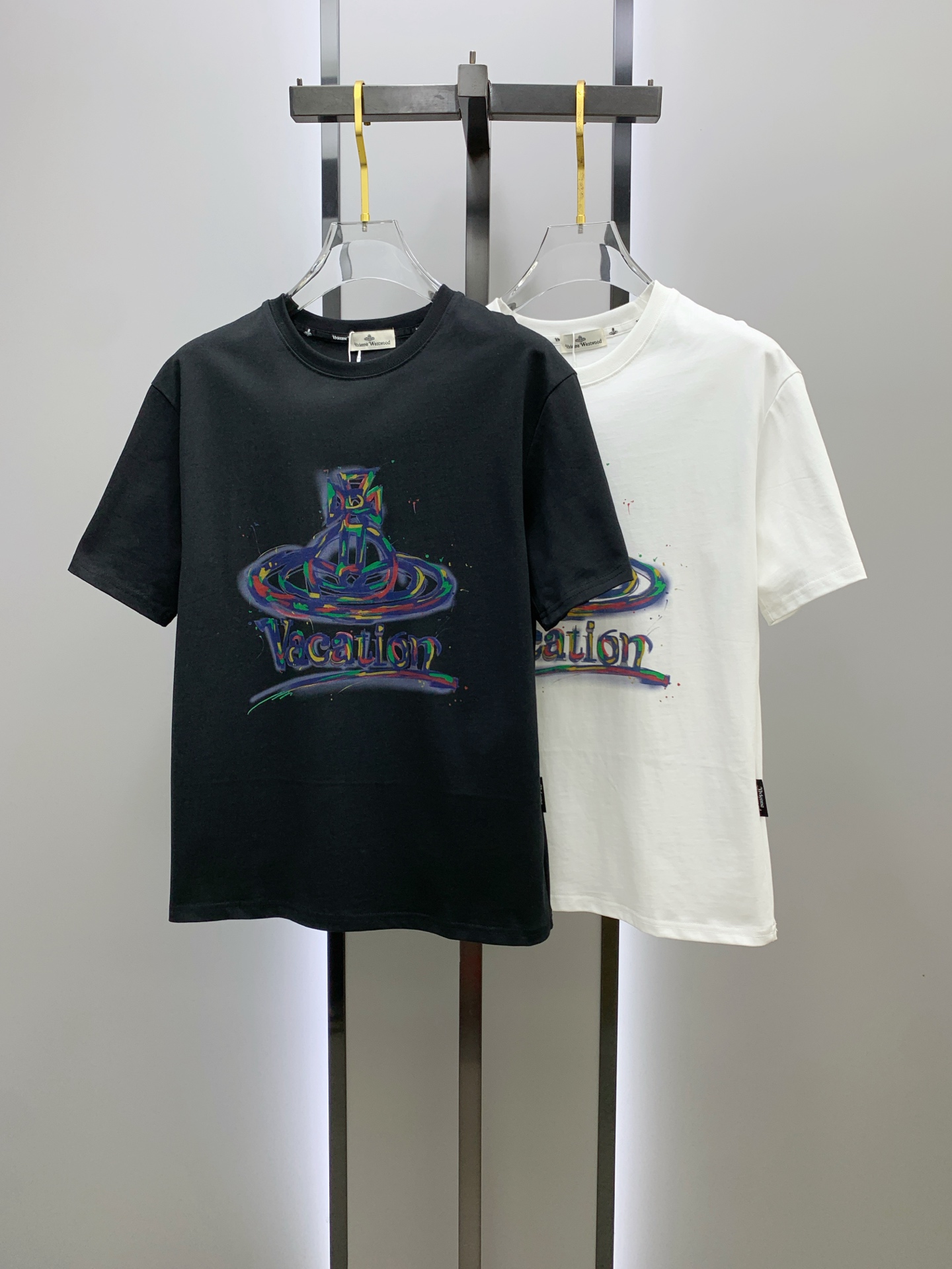 NO:162773,The Queen Mother of the West 2025 summer new short-sleeved T-shirt, the personalized art series exclusively released on the entire network. The versatile details are perfectly processed and pure cotton fabric is very exquisite. Original fabric. The same high-quality and comfortable hand feels very fashionable and personalized. A super versatile and beautiful style for men and women. The same color is black and white. The number of numbers M-3XL, T-shirt,tees, t-shirt,alexander wang19860909西太后2025夏季新款短袖T恤,个性艺术系列全网独家首发 百搭款细节处理完美纯棉面料十分精致 原版面料 网红明星同款高版本 高品质手感非常舒服 时尚又个性 超级百搭好看的一款男女同款颜色黑、白 码数M-3XL,,T-shirt,tees，t-shirt,alexander wang,Men's clothing