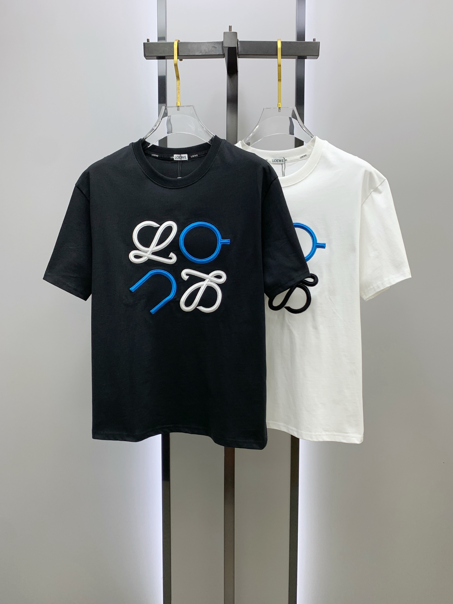 NO:162775,Luo Yiwei's new short-sleeved T-shirt in summer 2025, the personalized art series exclusively launched on the entire network. The versatile details are perfectly processed and pure cotton fabric is very exquisite. Original fabric. The same high-quality and comfortable hand feels very fashionable and personalized. A super versatile and beautiful style for men and women. The same color is black and white. The number of numbers M-3XL, loewe, T-shirt,tees, t-shirt,alexander wang19860909罗意威2025夏季新款短袖T恤,个性艺术系列全网独家首发 百搭款细节处理完美纯棉面料十分精致 原版面料 网红明星同款高版本 高品质手感非常舒服 时尚又个性 超级百搭好看的一款男女同款颜色黑、白 码数M-3XL,,loewe,T-shirt,tees，t-shirt,alexander wang,Men's clothing