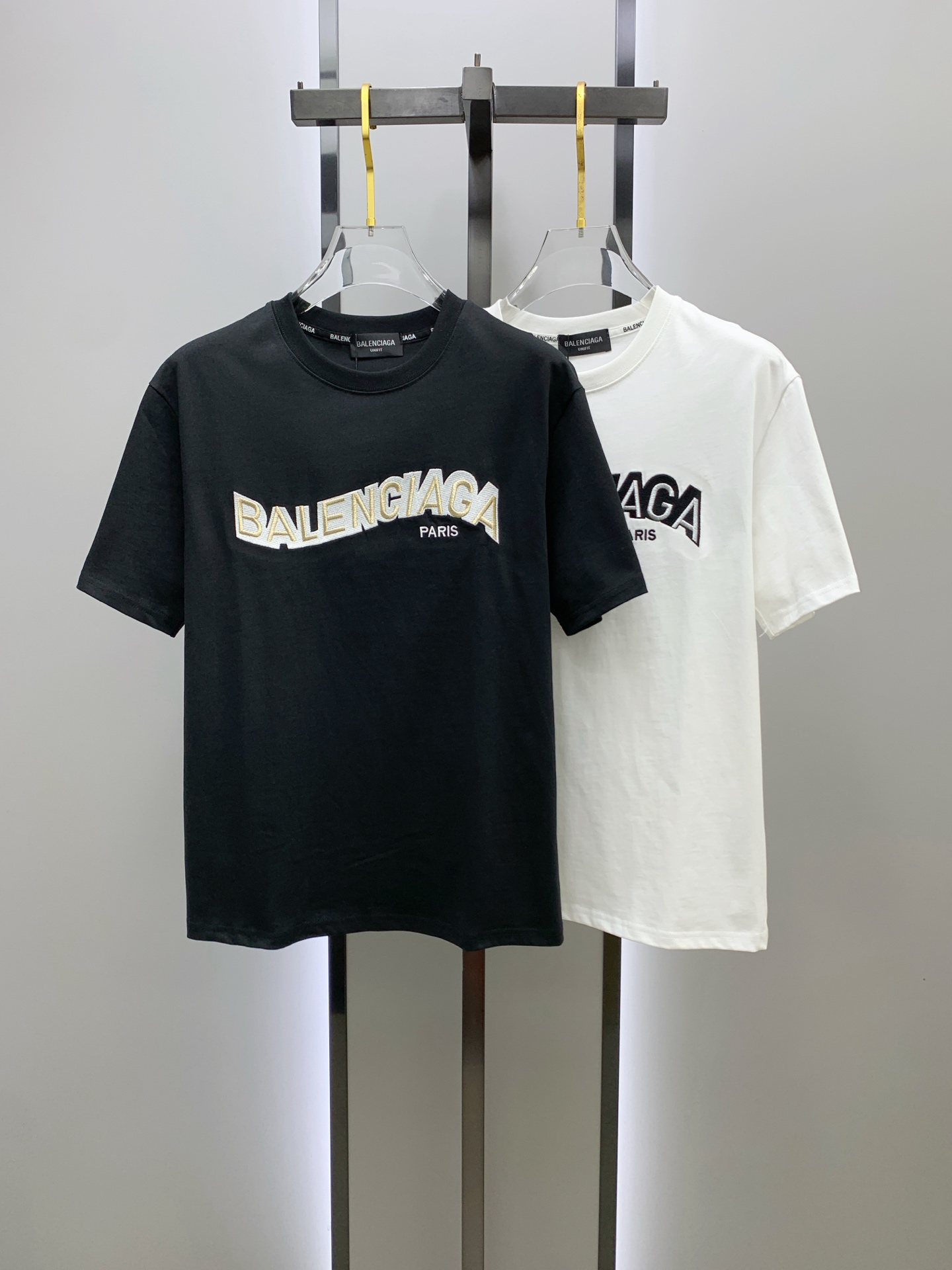 NO:162780,Balenciaga 2025 summer new short-sleeved T-shirt, the personalized art series exclusively released on the entire network. The versatile details are perfectly processed and pure cotton fabric is very exquisite. Original fabric. The same high-quality and comfortable hand feels very fashionable and personalized. A super versatile and beautiful style for men and women. The same color is black and white. M-3XL, balenciaga, T-shirt,tees, t-shirt,alexander wang19860909巴黎世家2025夏季新款短袖T恤,个性艺术系列全网独家首发 百搭款细节处理完美纯棉面料十分精致 原版面料 网红明星同款高版本 高品质手感非常舒服 时尚又个性 超级百搭好看的一款男女同款颜色黑、白 码数M-3XL,,balenciaga,T-shirt,tees，t-shirt,alexander wang,Men's clothing