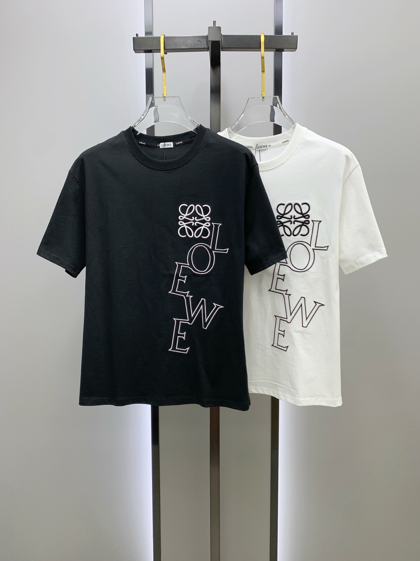 NO:162782,Luo Yiwei's new short-sleeved T-shirt in summer 2025, the personalized art series exclusively launched on the entire network. The versatile details are perfectly processed and pure cotton fabric is very exquisite. Original fabric. The same high-quality and comfortable hand feels very fashionable and personalized. A super versatile and beautiful style for men and women. The same color is black and white. The number of numbers M-3XL, loewe, T-shirt,tees, t-shirt,alexander wang19860909罗意威2025夏季新款短袖T恤,个性艺术系列全网独家首发 百搭款细节处理完美纯棉面料十分精致 原版面料 网红明星同款高版本 高品质手感非常舒服 时尚又个性 超级百搭好看的一款男女同款颜色黑、白 码数M-3XL,,loewe,T-shirt,tees，t-shirt,alexander wang,Men's clothing