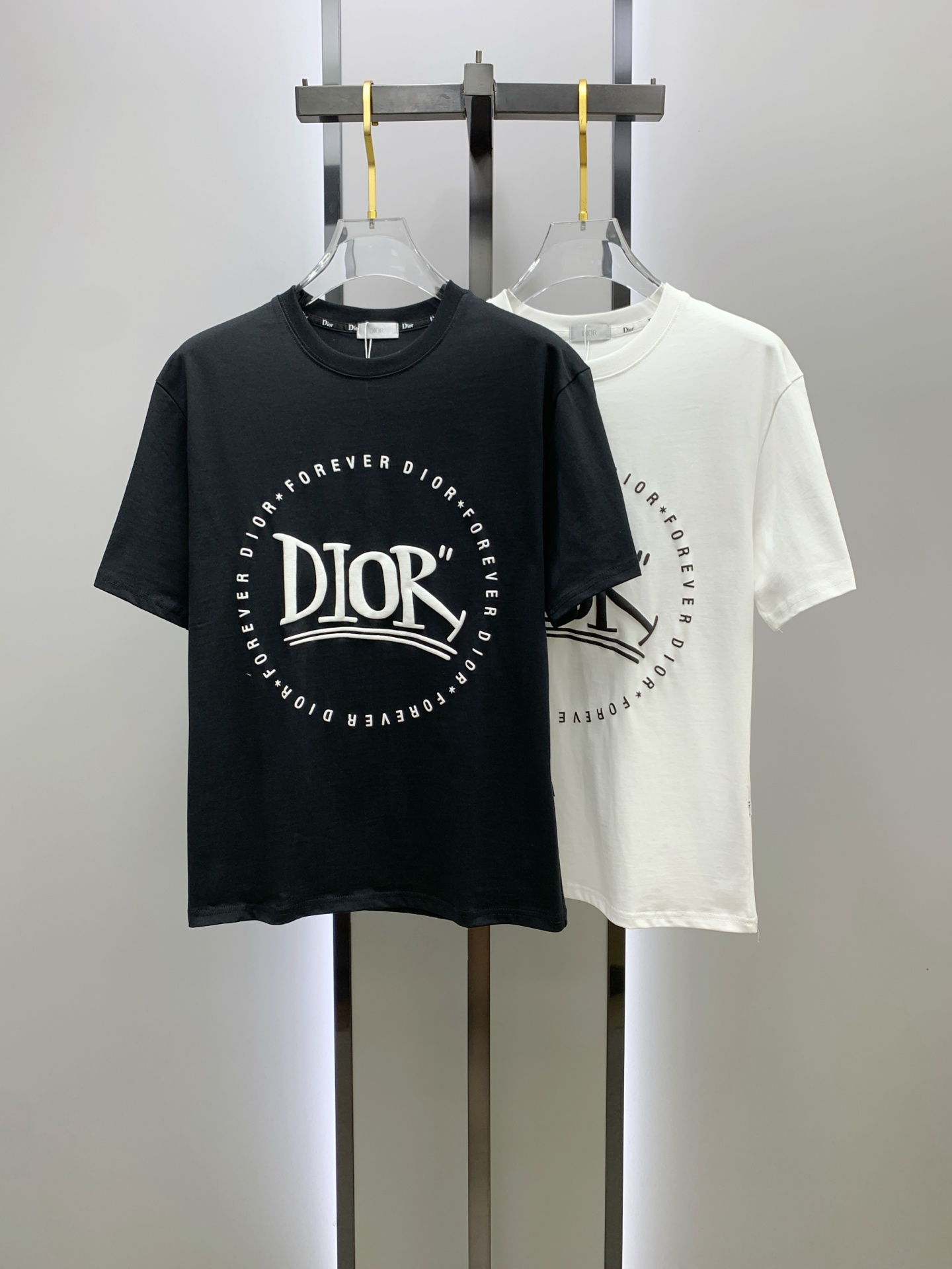 NO:162778,Dior 2025 summer new short-sleeved T-shirt, the personalized art series exclusively released on the entire network. The versatile details are perfectly processed and pure cotton fabric is very exquisite. Original fabric. The same high-quality and comfortable hand feels very fashionable and personalized. A super versatile and beautiful style for men and women. The same color is black and white. Number M-3XL, dior, T-shirt,tees, t-shirt,alexander wang19860909迪奥2025夏季新款短袖T恤,个性艺术系列全网独家首发 百搭款细节处理完美纯棉面料十分精致 原版面料 网红明星同款高版本 高品质手感非常舒服 时尚又个性 超级百搭好看的一款男女同款颜色黑、白 码数M-3XL,,dior,T-shirt,tees，t-shirt,alexander wang,Men's clothing