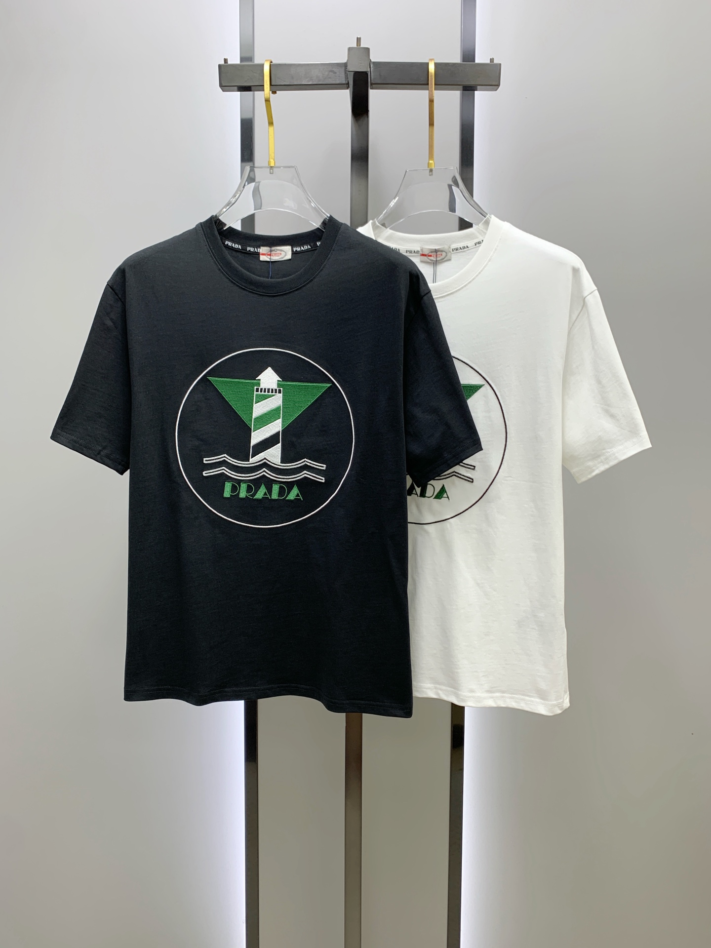 NO:162774,Prada's new short-sleeved T-shirt for summer 2025, the personalized art series exclusively launched on the entire network. The versatile details are perfectly processed and pure cotton fabric is very exquisite. Original fabric. The same high-quality and comfortable hand feels very fashionable and personalized. A super versatile and beautiful style for men and women. The same color is black and white. The number of numbers M-3XL, prada, T-shirt,tees, t-shirt,alexander wang19860909普拉达2025夏季新款短袖T恤,个性艺术系列全网独家首发 百搭款细节处理完美纯棉面料十分精致 原版面料 网红明星同款高版本 高品质手感非常舒服 时尚又个性 超级百搭好看的一款男女同款颜色黑、白 码数M-3XL,,prada,T-shirt,tees，t-shirt,alexander wang,Men's clothing