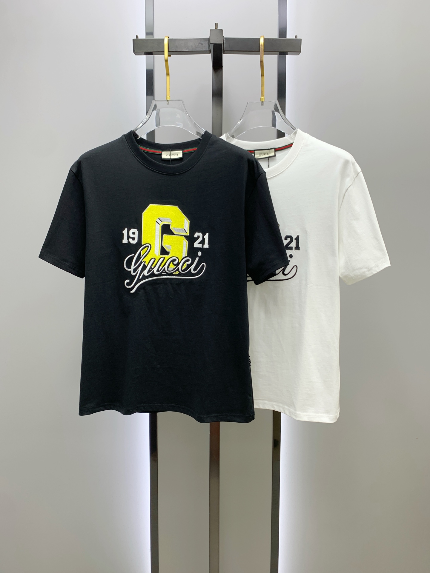 NO:162772,Gucci 2025 summer new short-sleeved T-shirt, the personalized art series exclusively released on the entire network. The versatile details are perfectly processed and pure cotton fabric is very exquisite. Original fabric. The same high-quality and comfortable hand feels very fashionable and personalized. A super versatile and beautiful style for men and women. The same color is black and white. The number of numbers M-3XL, gucci, T-shirt,tees, t-shirt,alexander wang19860909古驰2025夏季新款短袖T恤,个性艺术系列全网独家首发 百搭款细节处理完美纯棉面料十分精致 原版面料 网红明星同款高版本 高品质手感非常舒服 时尚又个性 超级百搭好看的一款男女同款颜色黑、白 码数M-3XL,,gucci,T-shirt,tees，t-shirt,alexander wang,Men's clothing