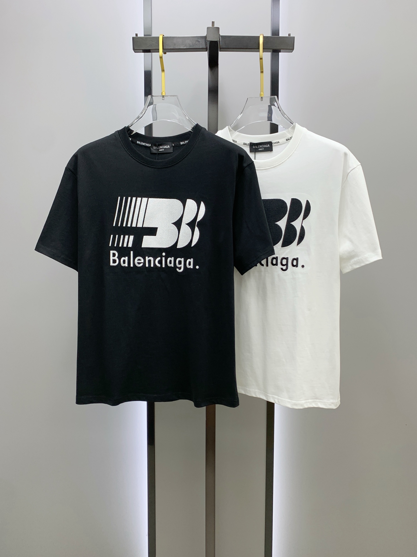 NO:162770,Balenciaga 2025 summer new short-sleeved T-shirt, the personalized art series exclusively released on the entire network. The versatile details are perfectly processed and pure cotton fabric is very exquisite. Original fabric. The same high-quality and comfortable hand feels very fashionable and personalized. A super versatile and beautiful style for men and women. The same color is black and white. M-3XL, balenciaga, T-shirt,tees, t-shirt,alexander wang19860909巴黎世家2025夏季新款短袖T恤,个性艺术系列全网独家首发 百搭款细节处理完美纯棉面料十分精致 原版面料 网红明星同款高版本 高品质手感非常舒服 时尚又个性 超级百搭好看的一款男女同款颜色黑、白 码数M-3XL,,balenciaga,T-shirt,tees，t-shirt,alexander wang,Men's clothing