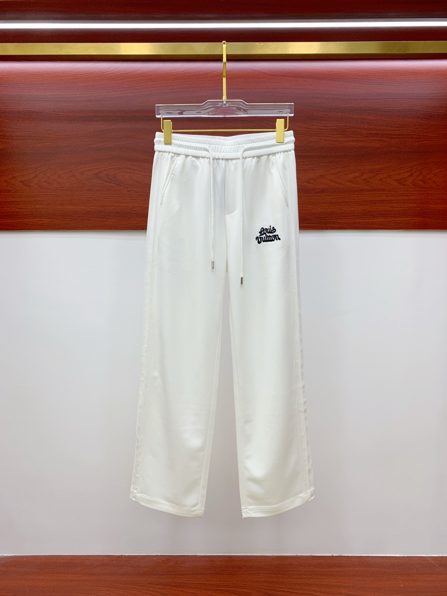 NO:476283,Lv【New Product】25SS Summer New Leisure Pants. Customized copper-ammonia silk air-layer blended fabric, anti-wrinkle, non-stick gray and anti-static, the fabric is soft, comfortable and drapey. The upper body is stylish, three-dimensional cut design extends the leg lines, making it look taller and slimmer. The elastic belt design is free to retract and place, and the customized original drawstring is extremely recognizable. A casual pants suitable for various occasions, with a very outstanding upper body. The number of sizes M-3XL, louis vuitton, alexander wang19860909Lv【新品】25SS夏季新款休闲裤.定制铜氨丝空气层混纺面料,抗皱不粘灰抗静电,面料柔软舒适有垂感.立挺上身有型、立体裁剪设计拉长腿部线条,显高显瘦.松紧腰带设计,收放自如,订制原版抽绳.辨识度极高.一款适合多种场合穿搭的休闲裤,上身绝绝子.码数M-3XL,,louis vuitton,alexander wang,Men's clothing