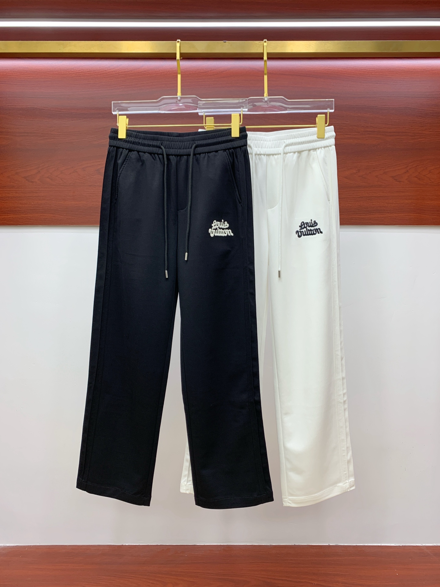 NO:476281,LV [New Product] 25SS Summer New Leisure Pants. Customized copper-ammonia air-layer blended fabric, anti-wrinkle, non-stick gray and anti-static, the fabric is soft, comfortable and drapey. The upper body is stylish, three-dimensional cut design extends the leg lines, making it look taller and slimmer. The elastic waistband design is designed to retract and place freely, and the customized original drawstring is extremely recognizable. A casual pants suitable for various occasions, with a very outstanding upper body. The number of sizes M-3XL, louis vuitton, alexander wang19860909LV【新品】25SS夏季新款休闲裤.定制铜氨丝空气层混纺面料,抗皱不粘灰抗静电,面料柔软舒适有垂感.立挺上身有型、立体裁剪设计拉长腿部线条,显高显瘦.松紧腰带设计,收放自如,订制原版抽绳.辨识度极高.一款适合多种场合穿搭的休闲裤,上身绝绝子.码数M-3XL,,louis vuitton,alexander wang,Men's clothing