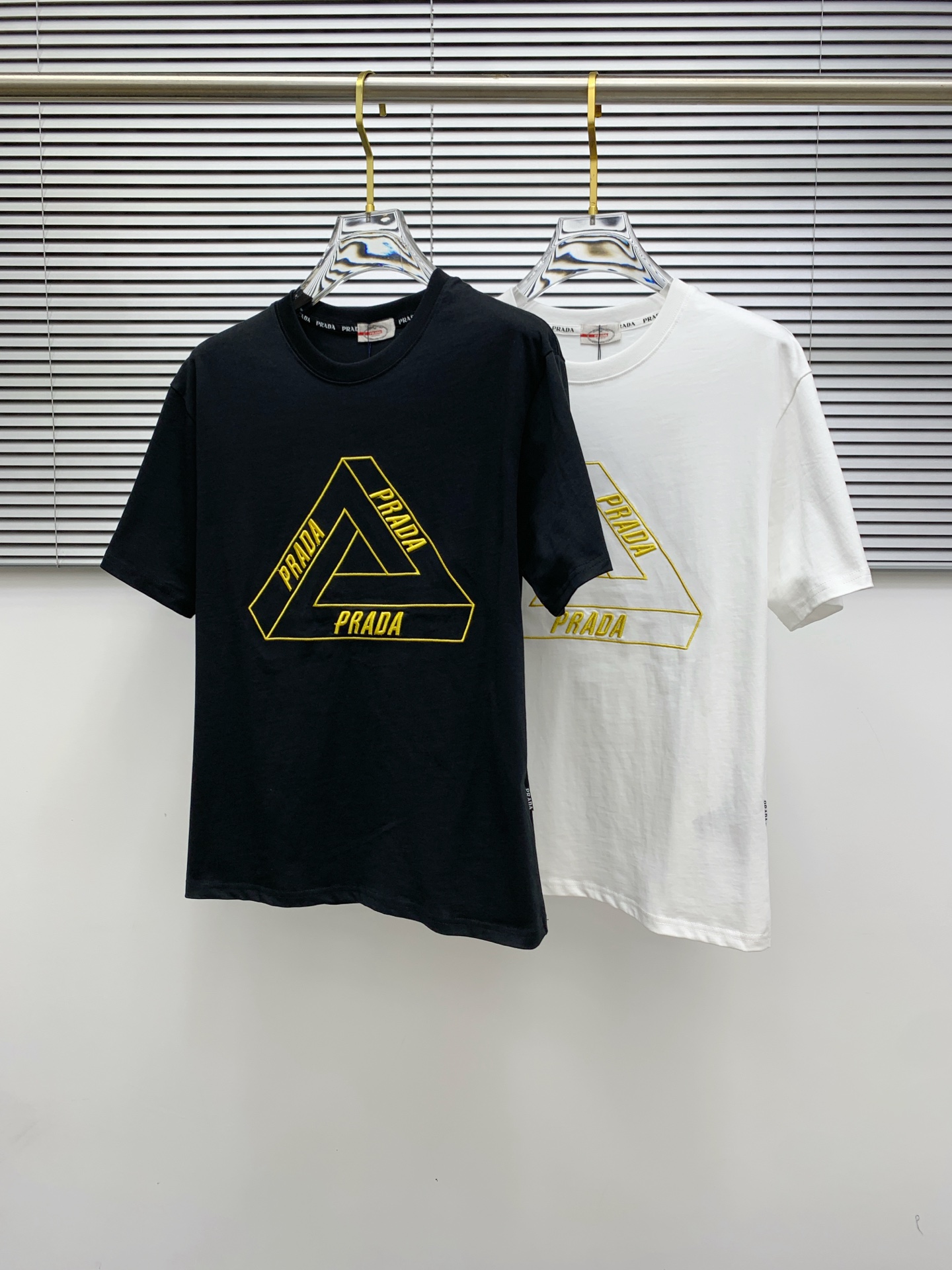 普拉达2025夏季新款短袖T恤，个性艺术系列全网独家首发 ...