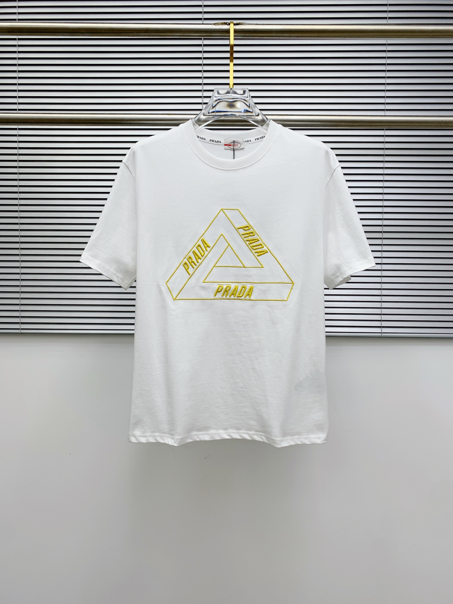 普拉达2025夏季新款短袖T恤，个性艺术系列全网独家首发 ...