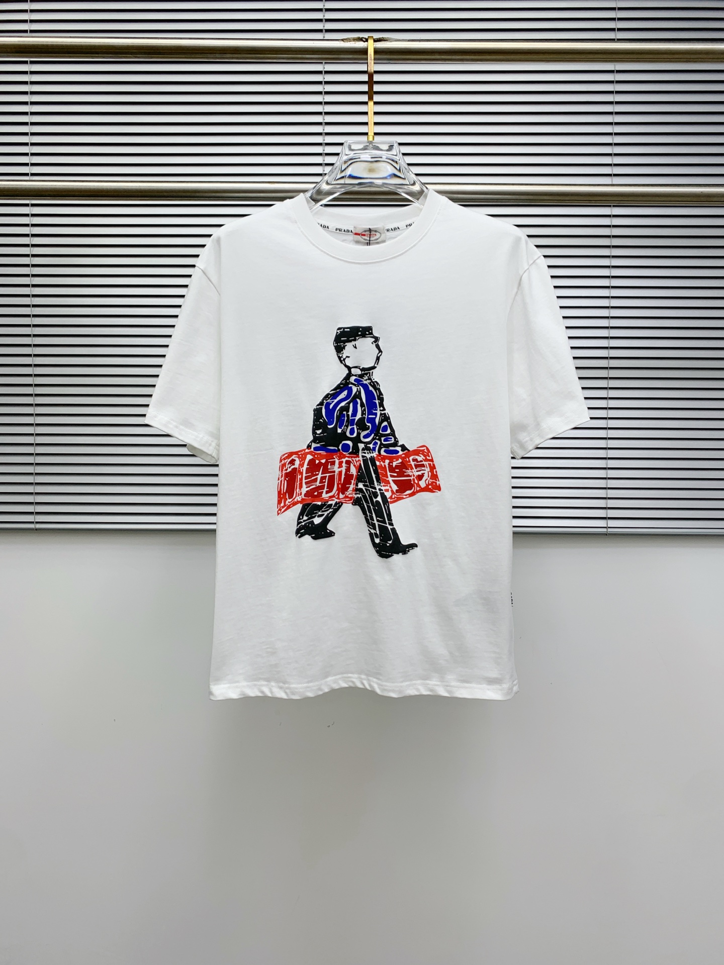 普拉达2025夏季新款短袖T恤，个性艺术系列全网独家首发 ...