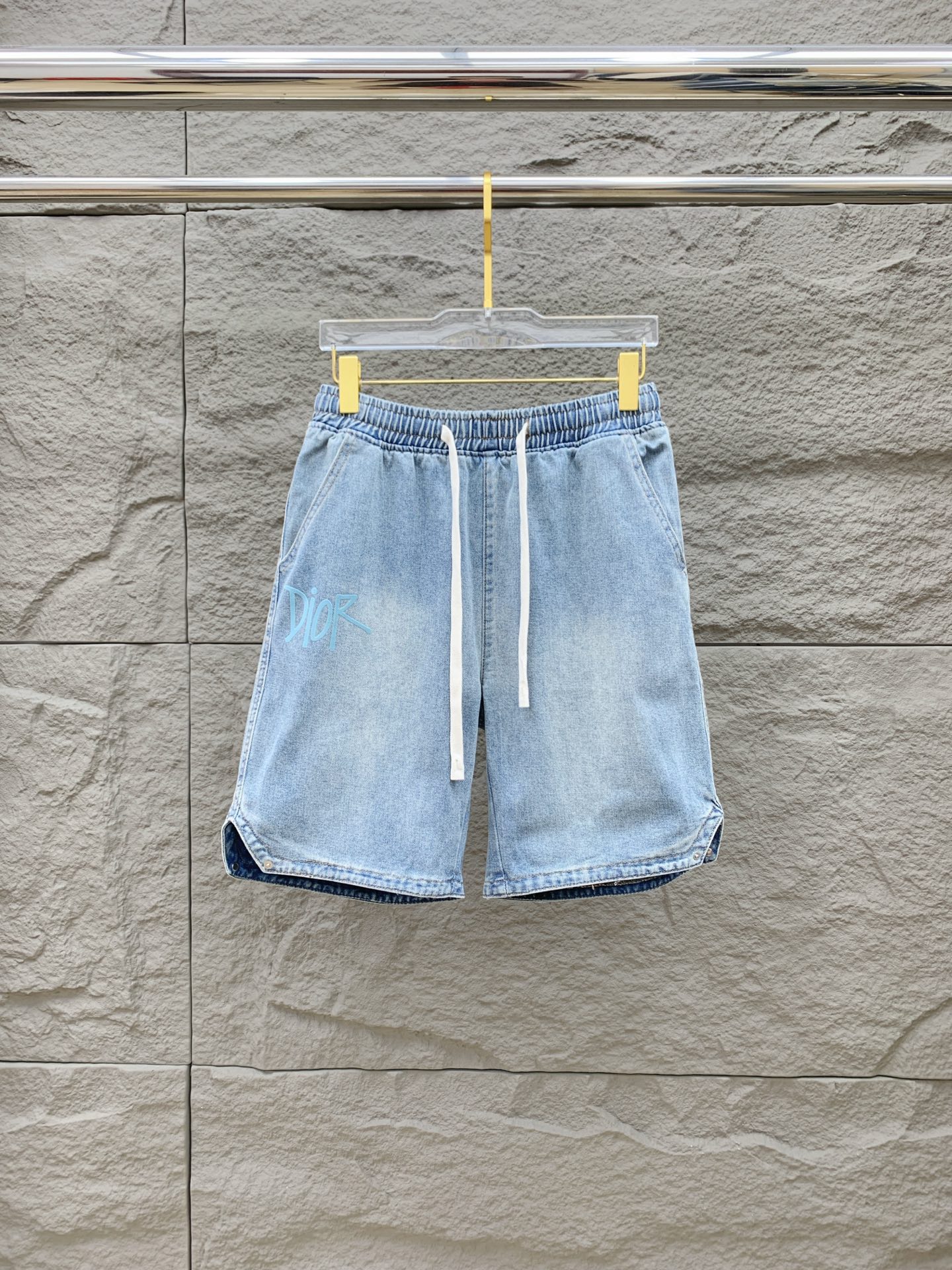 NO:521151,Dior high-end customization 2025Ss spring and summer new original single hot denim shorts super customization original hardware super heavy industry craftsmanship excellent style, impeccable details!  The style is not picky!  Must-have sizes for summer: M-3XL, dior, shorts, alexander wang19860909迪奥高端定制 2025Ss春夏新款原单爆款牛仔短裤 超级定制款 原版五金 超级重工工艺 版型超赞,细节做工无可挑剔！款式不挑人！夏季必备尺码:M-3XL,,dior,shorts,alexander wang,Men's clothing