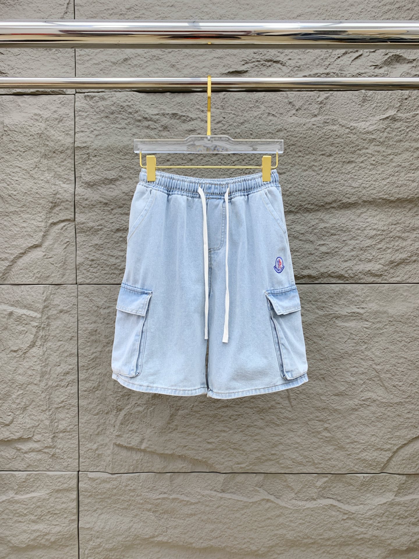NO:521153,High-end customization for masked mouths. 2025Ss spring and summer new style original single hot denim shorts. Super customized style. Original hardware. Super heavy industry craftsmanship. Excellent style and impeccable details!  The style is not picky!  Must-have sizes for summer: M-3XL, Moncler, shorts, alexander wang19860909蒙口高端定制 2025Ss春夏新款原单爆款牛仔短裤 超级定制款 原版五金 超级重工工艺 版型超赞,细节做工无可挑剔！款式不挑人！夏季必备尺码:M-3XL,,Moncler,shorts,alexander wang,Men's clothing