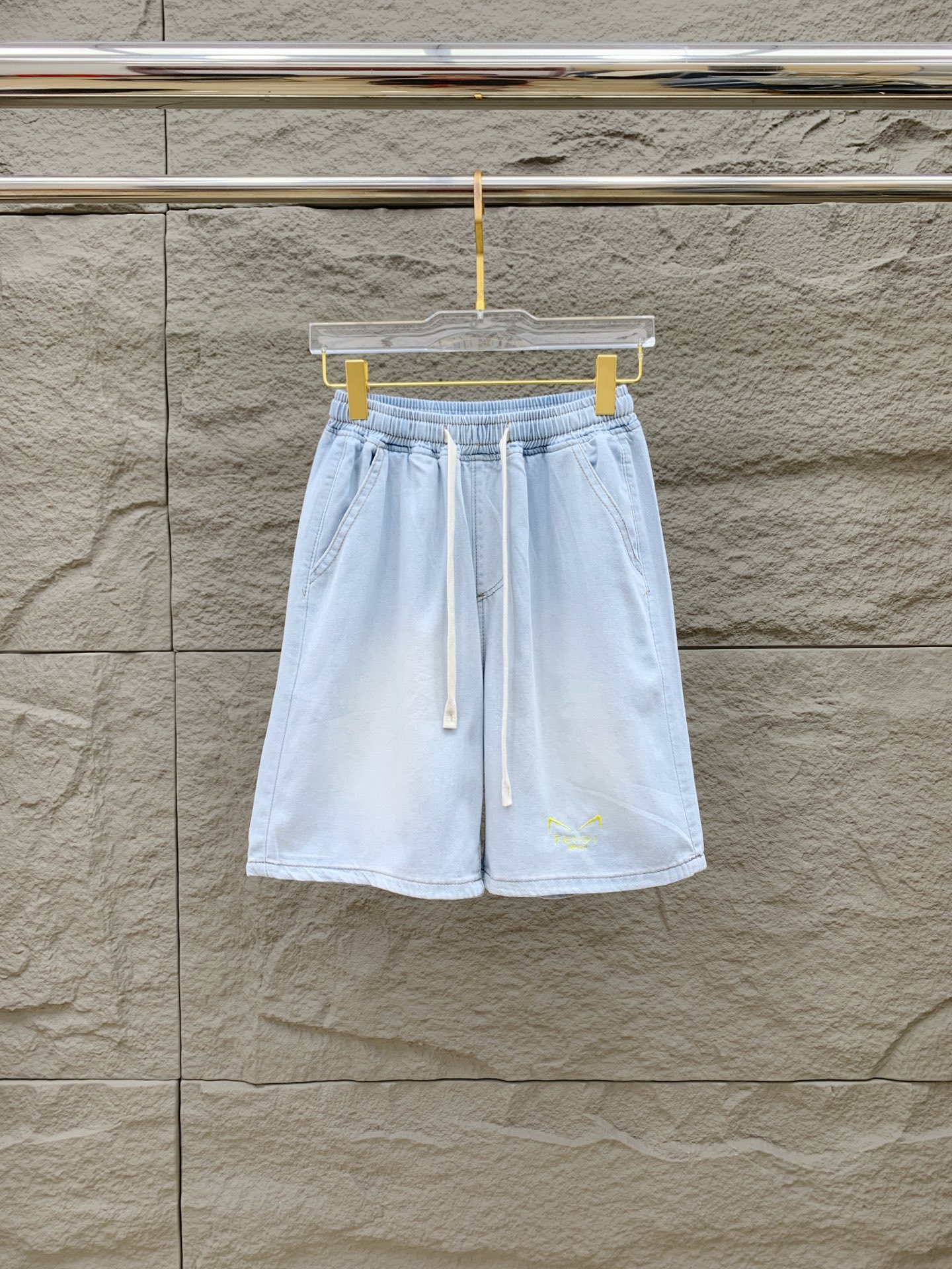 NO:521155,Fendi high-end customization 2025Ss spring and summer new original single hot denim shorts super customization original hardware super heavy industry craftsmanship excellent style, impeccable details!  The style is not picky!  Must-have sizes for summer: M-3XL, fendi, shorts, alexander wang19860909芬迪高端定制 2025Ss春夏新款原单爆款牛仔短裤 超级定制款 原版五金 超级重工工艺 版型超赞,细节做工无可挑剔！款式不挑人！夏季必备尺码:M-3XL,,fendi,shorts,alexander wang,Men's clothing