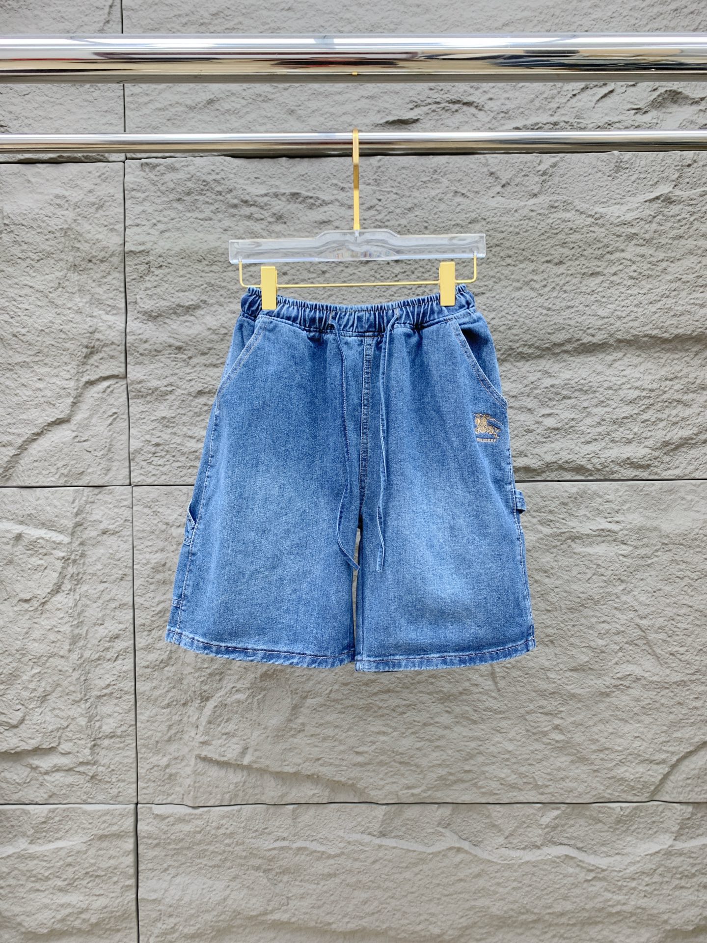 NO:521145,Burberry high-end customization 2025Ss spring and summer new original single hot denim shorts super customization original hardware super heavy industry craftsmanship excellent style, impeccable details!  The style is not picky!  Must-have sizes for summer: M-3XL, burberry, shorts, alexander wang19860909巴宝莉高端定制 2025Ss春夏新款原单爆款牛仔短裤 超级定制款 原版五金 超级重工工艺 版型超赞,细节做工无可挑剔！款式不挑人！夏季必备尺码:M-3XL,,burberry,shorts,alexander wang,Men's clothing